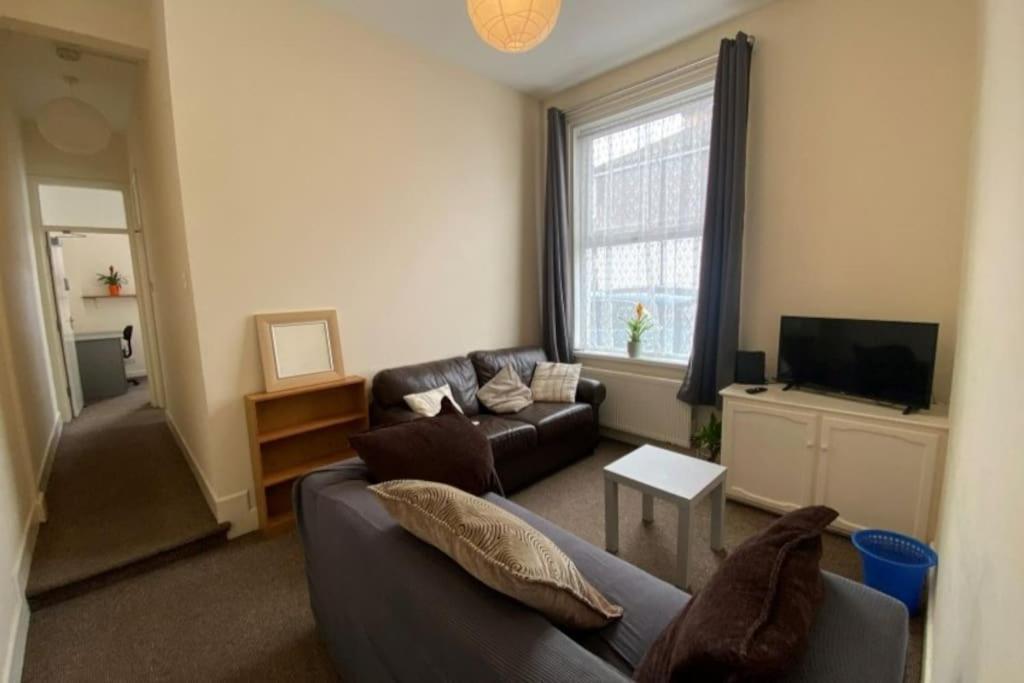Town House Less Than 20 Mins Walk To The * Portsmouth