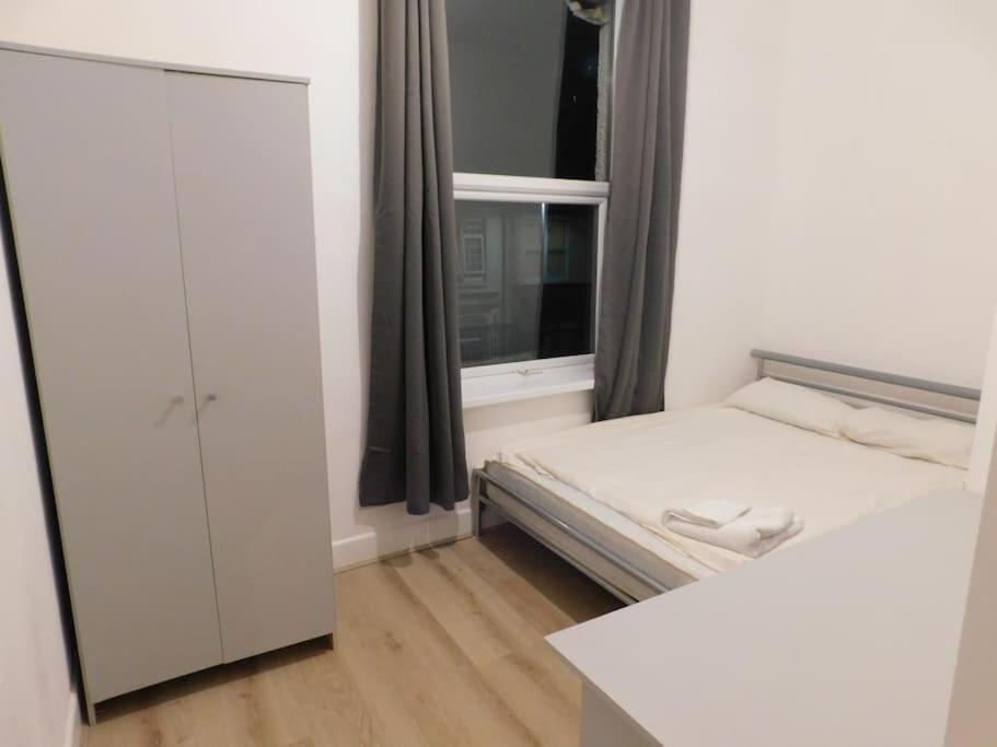 Town House Less Than 20 Mins Walk To The Portsmouth