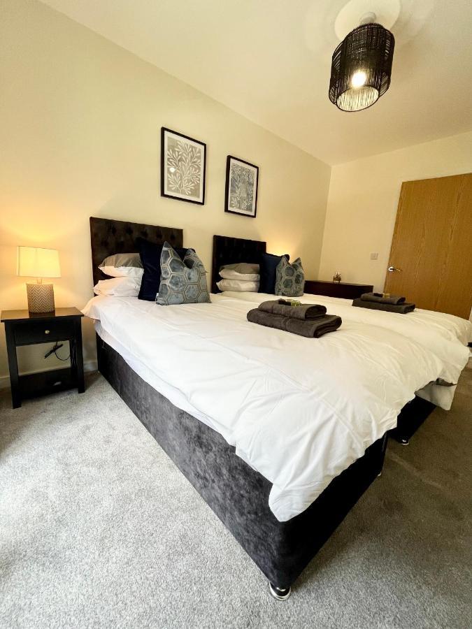 Apartment Modern Quayside Apartment: Historic Dockyard Views & Amenities