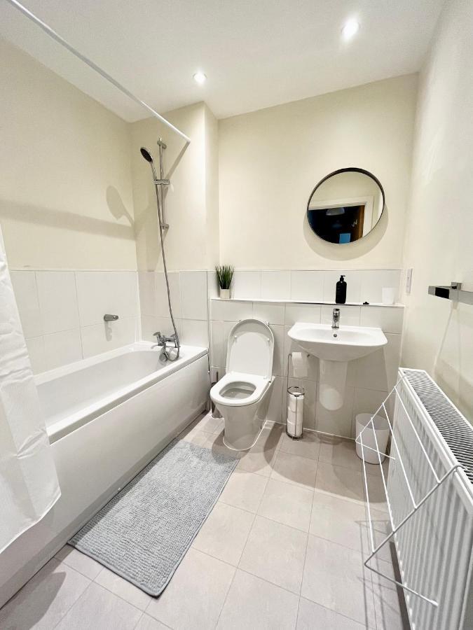 Modern Quayside Apartment: Historic Dockyard Views & Amenities * Portsmouth
