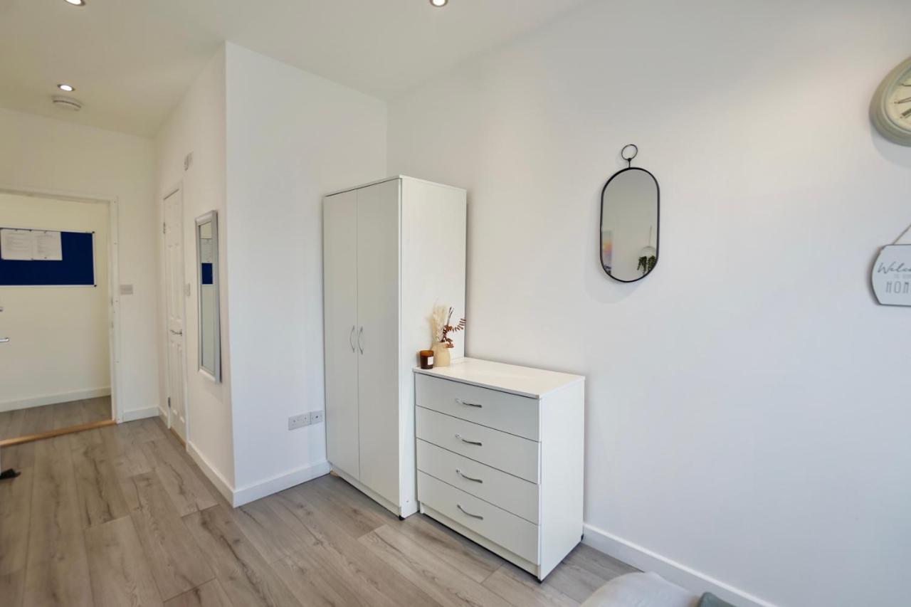 Luxury 2 Bedroom Southsea - Free Parking *