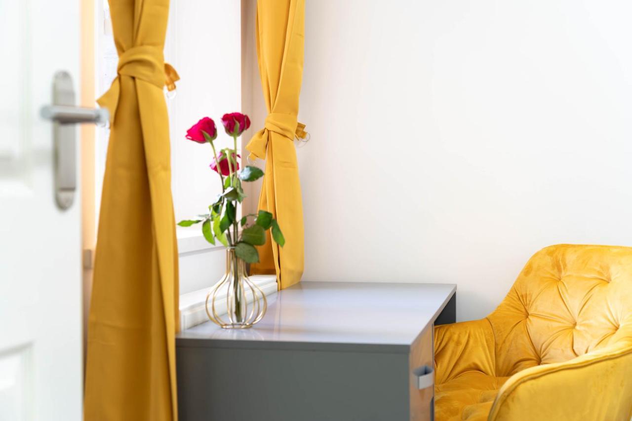 Holiday home Open Mind Property - 6 Luxury Bedrooms With Free Parking