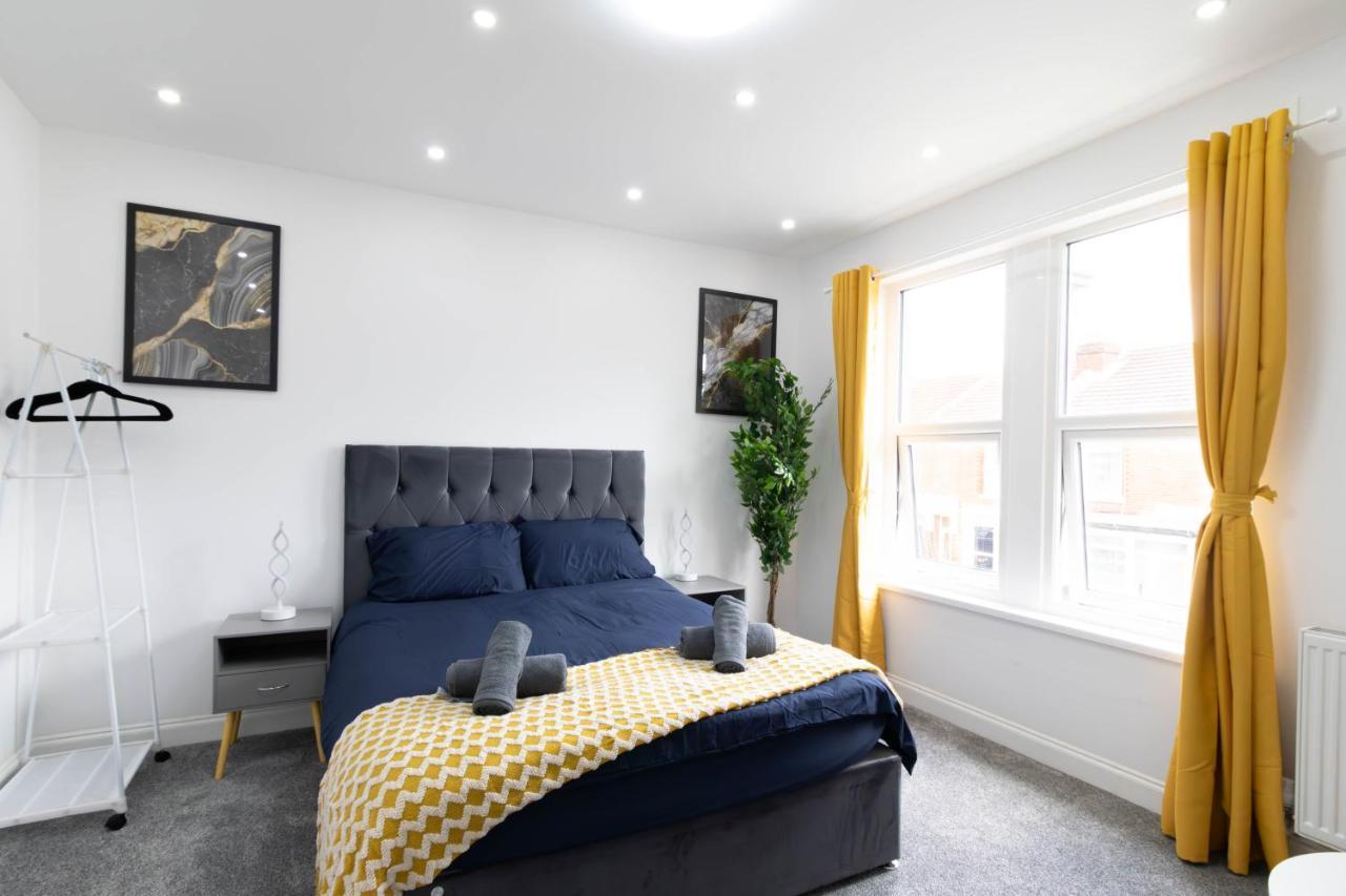 Holiday home Open Mind Property - 6 Luxury Bedrooms With Free Parking *
