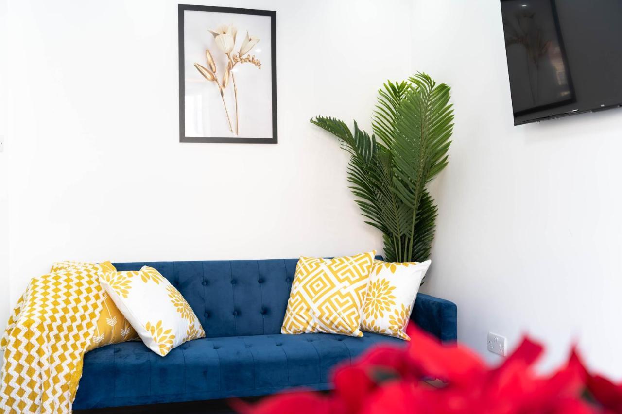 Holiday home Open Mind Property - 6 Luxury Bedrooms With Free Parking *