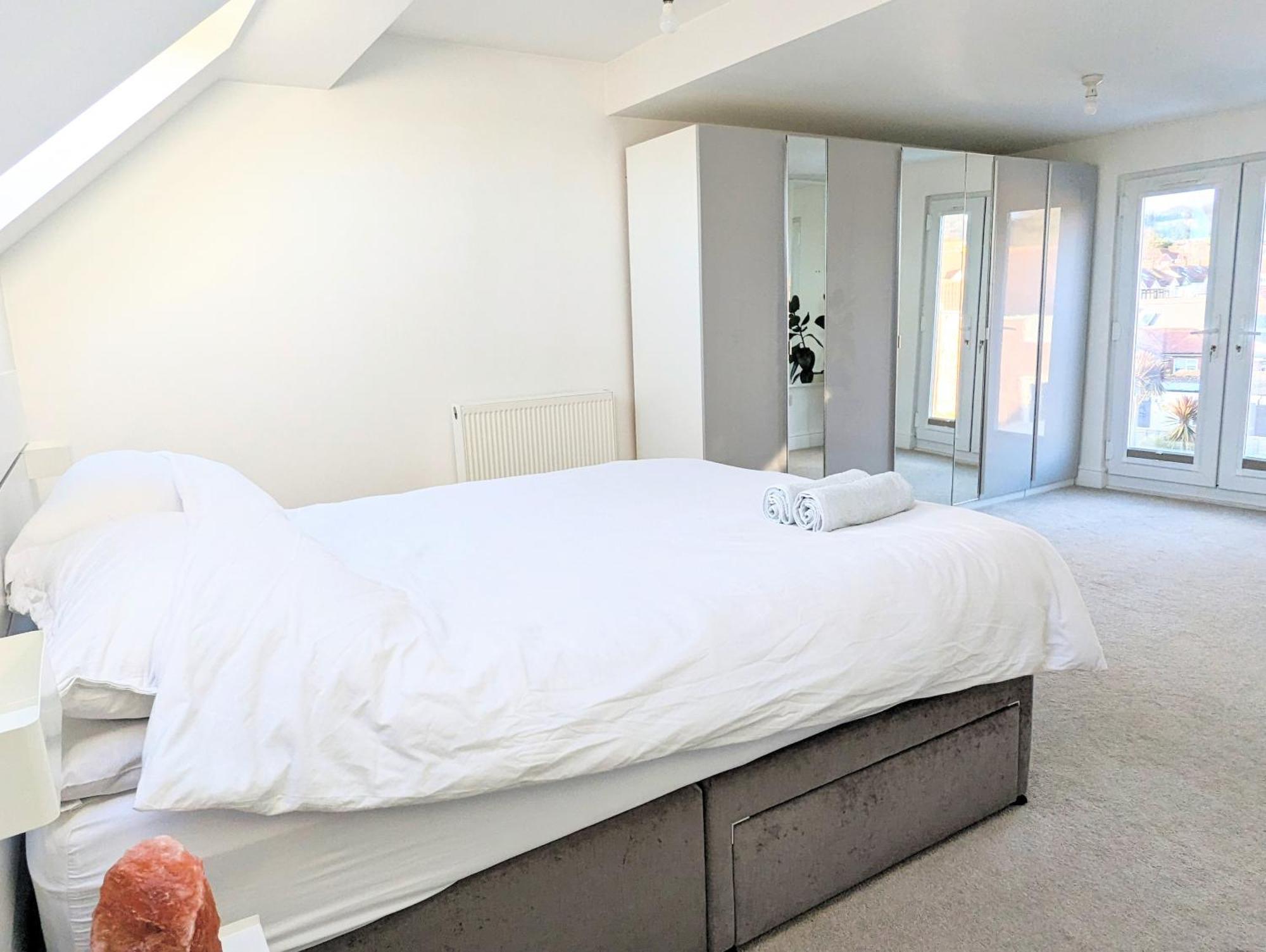 Bright Haven: 4-bed With Garden, Spa & Parking Holiday home Portsmouth