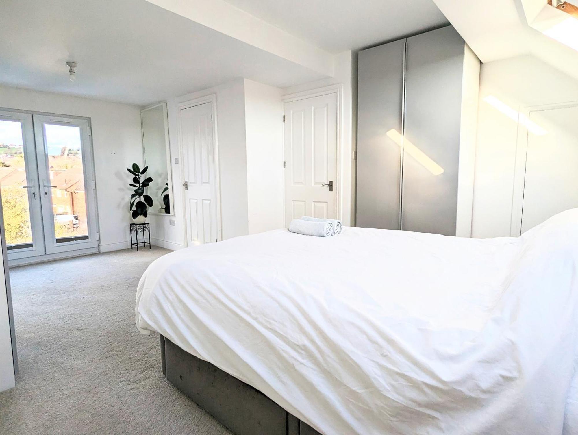 Bright Haven: 4-bed With Garden, Spa & Parking