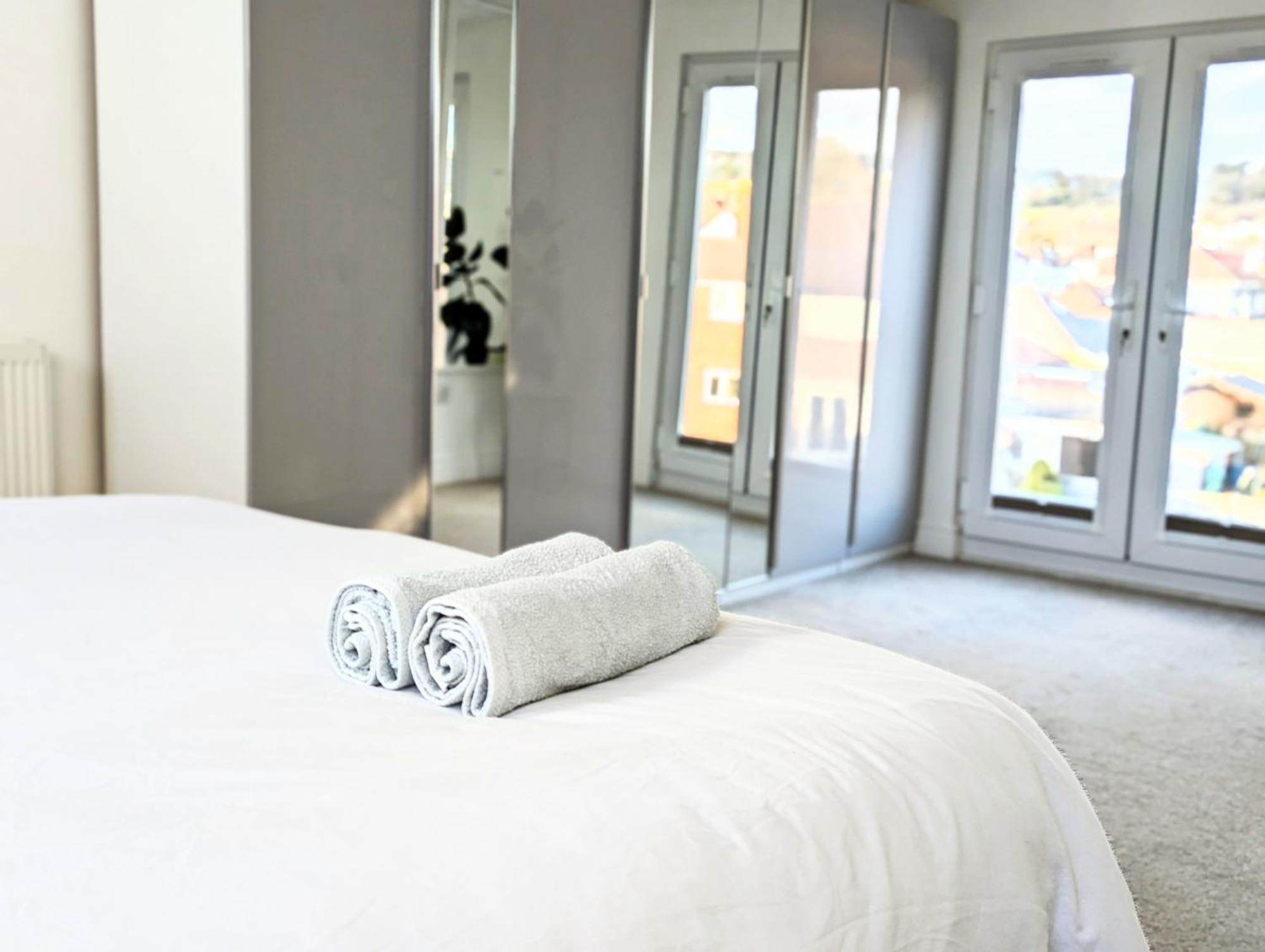 Bright Haven: 4-bed With Garden, Spa & Parking *