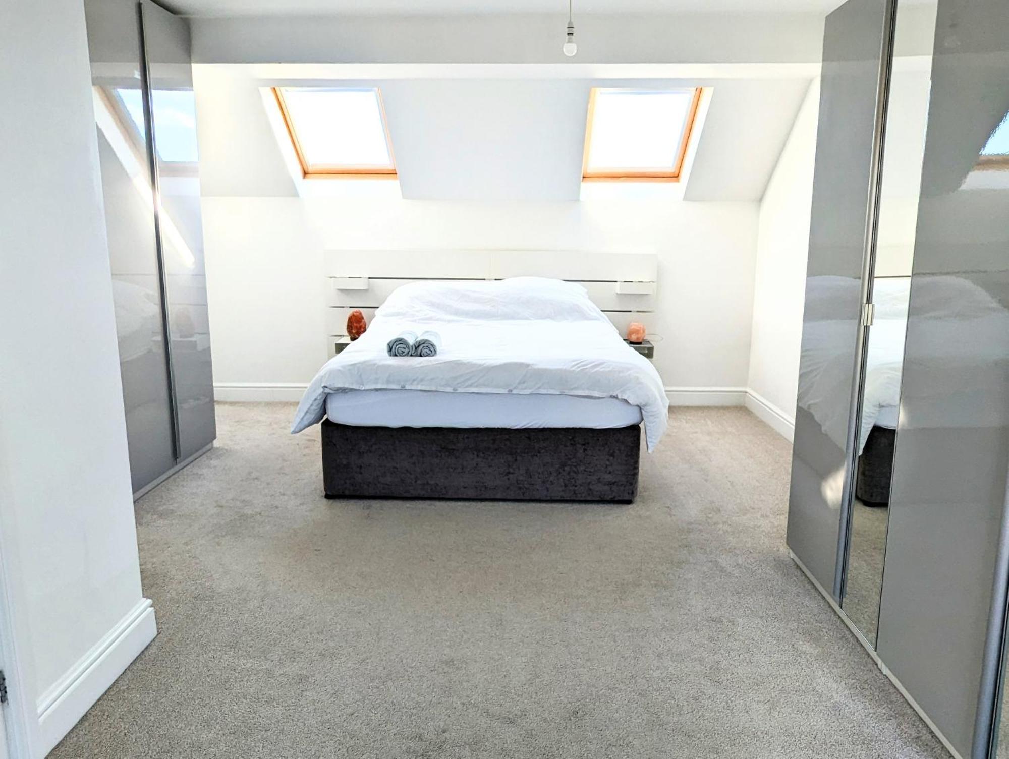 Bright Haven: 4-bed With Garden, Spa & Parking *