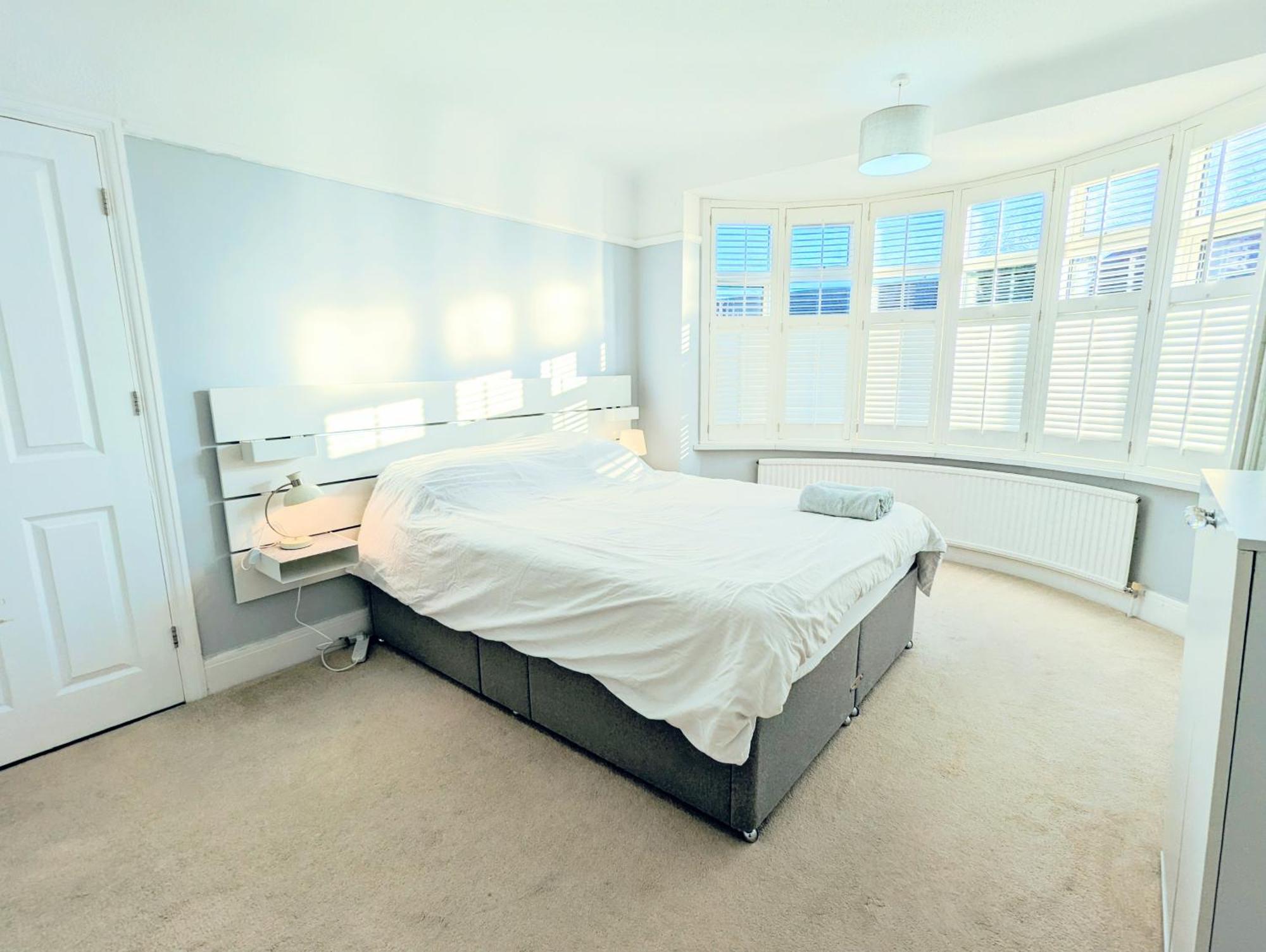 Bright Haven: 4-bed With Garden, Spa & Parking Holiday home