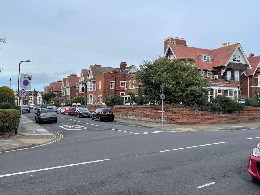 Newly Refurbished 1 Bed Flat Southsea Apartment *