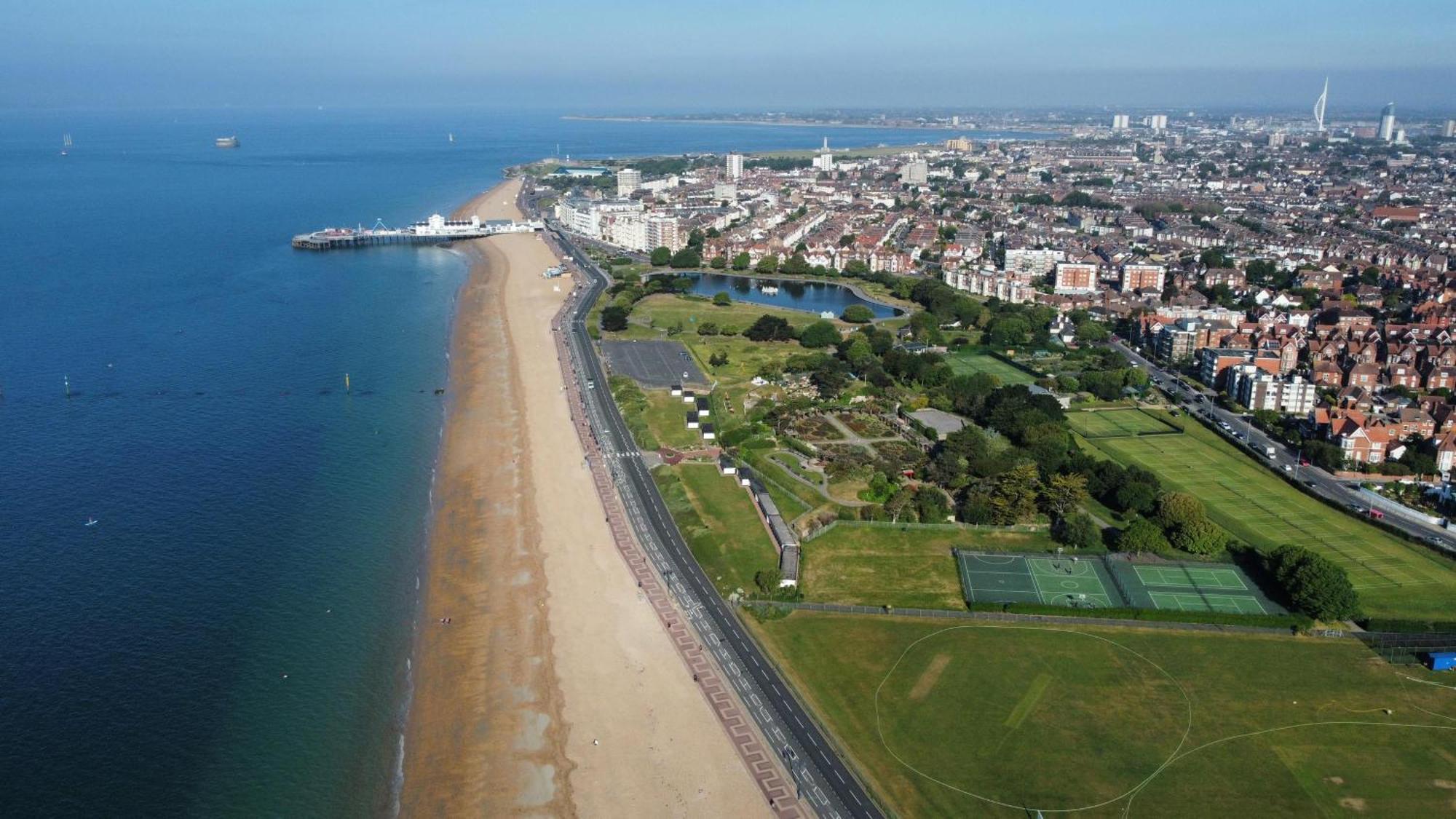 Seaside Retreat: Luxury 1-bed, Free Parking *