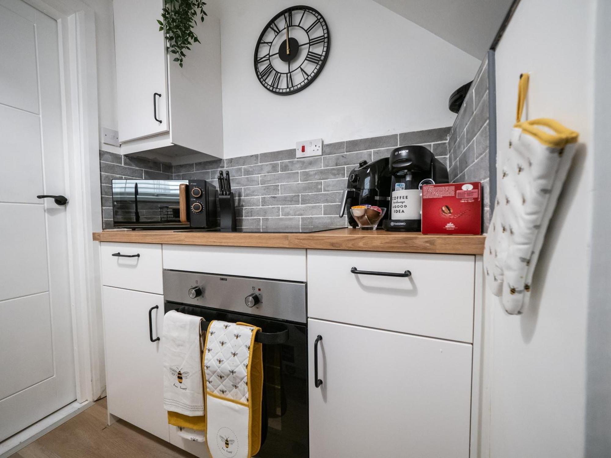 Seaside Retreat: Luxury 1-bed, Free Parking *