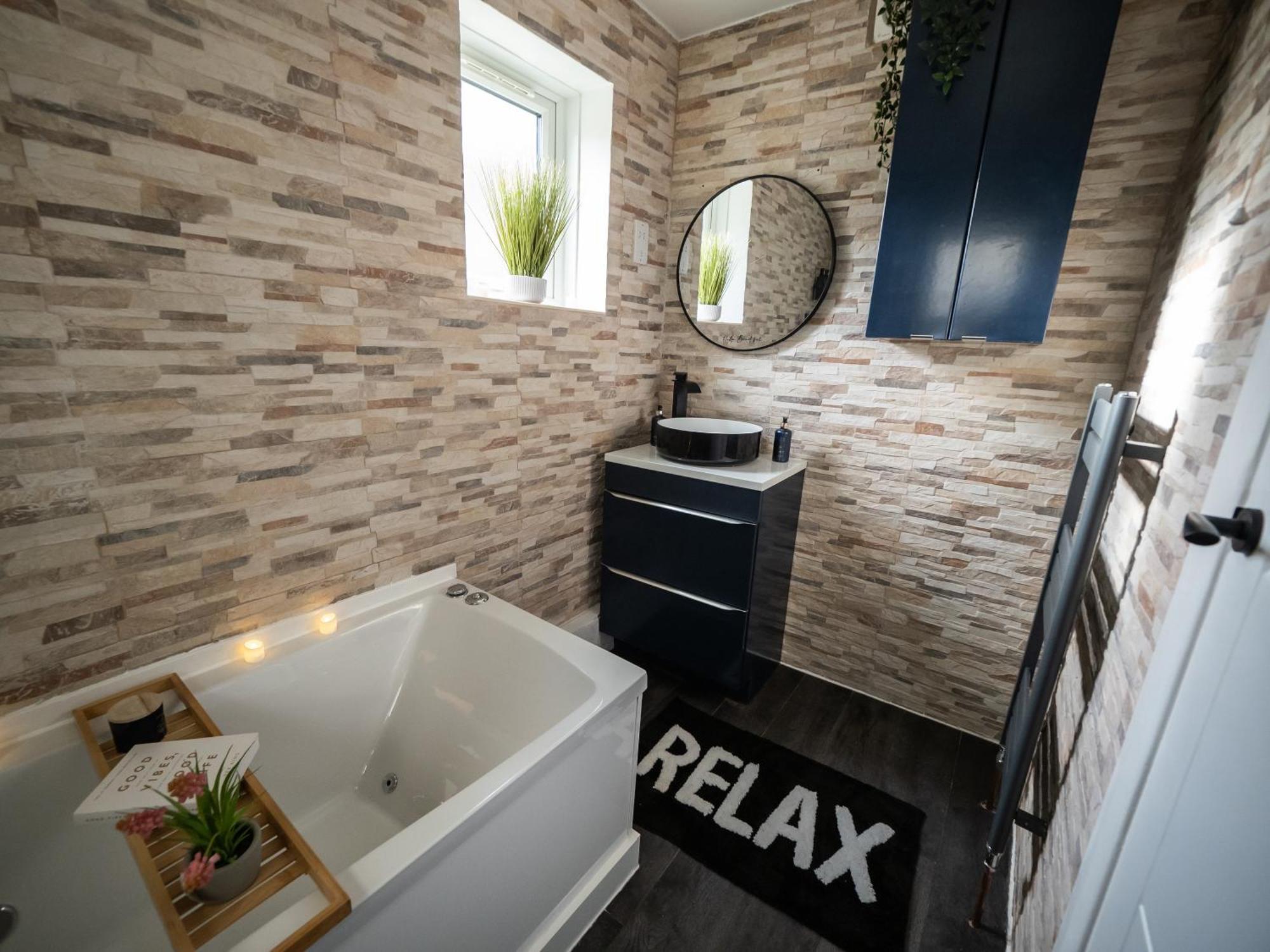 Seaside Retreat: Luxury 1-bed, Free Parking