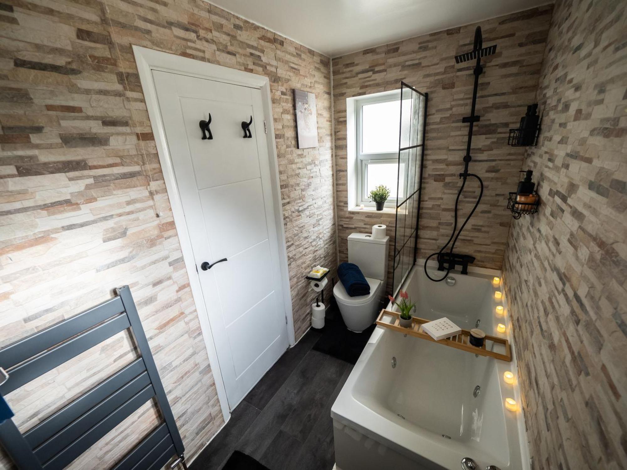 Apartment Seaside Retreat: Luxury 1-bed, Free Parking