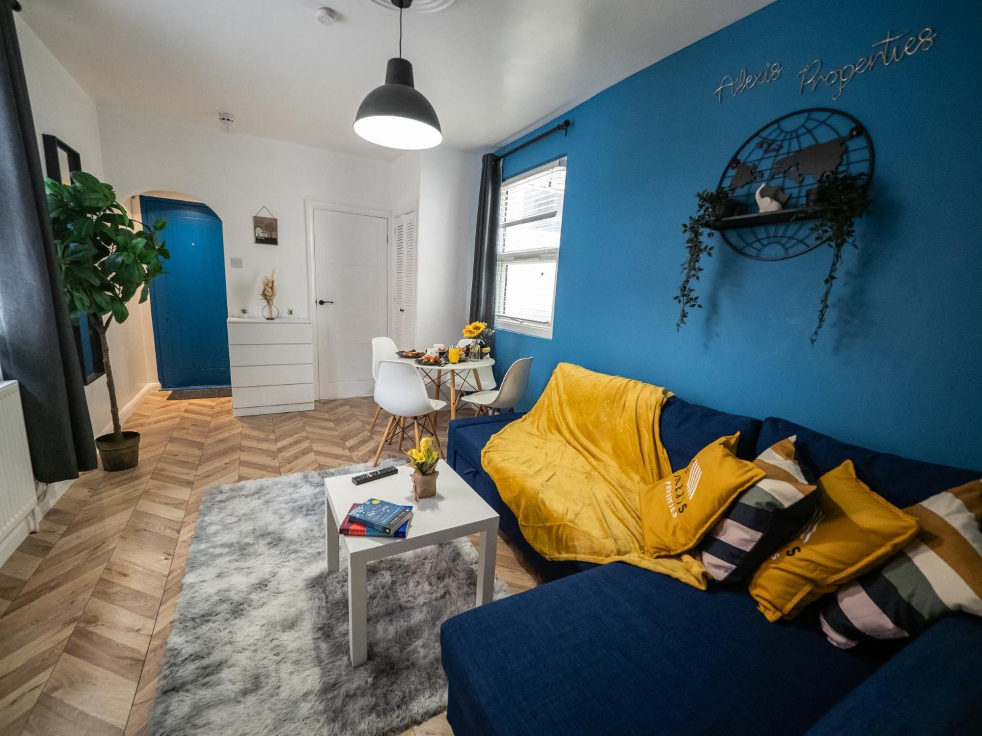 Seaside Retreat: Luxury 1-bed, Free Parking *