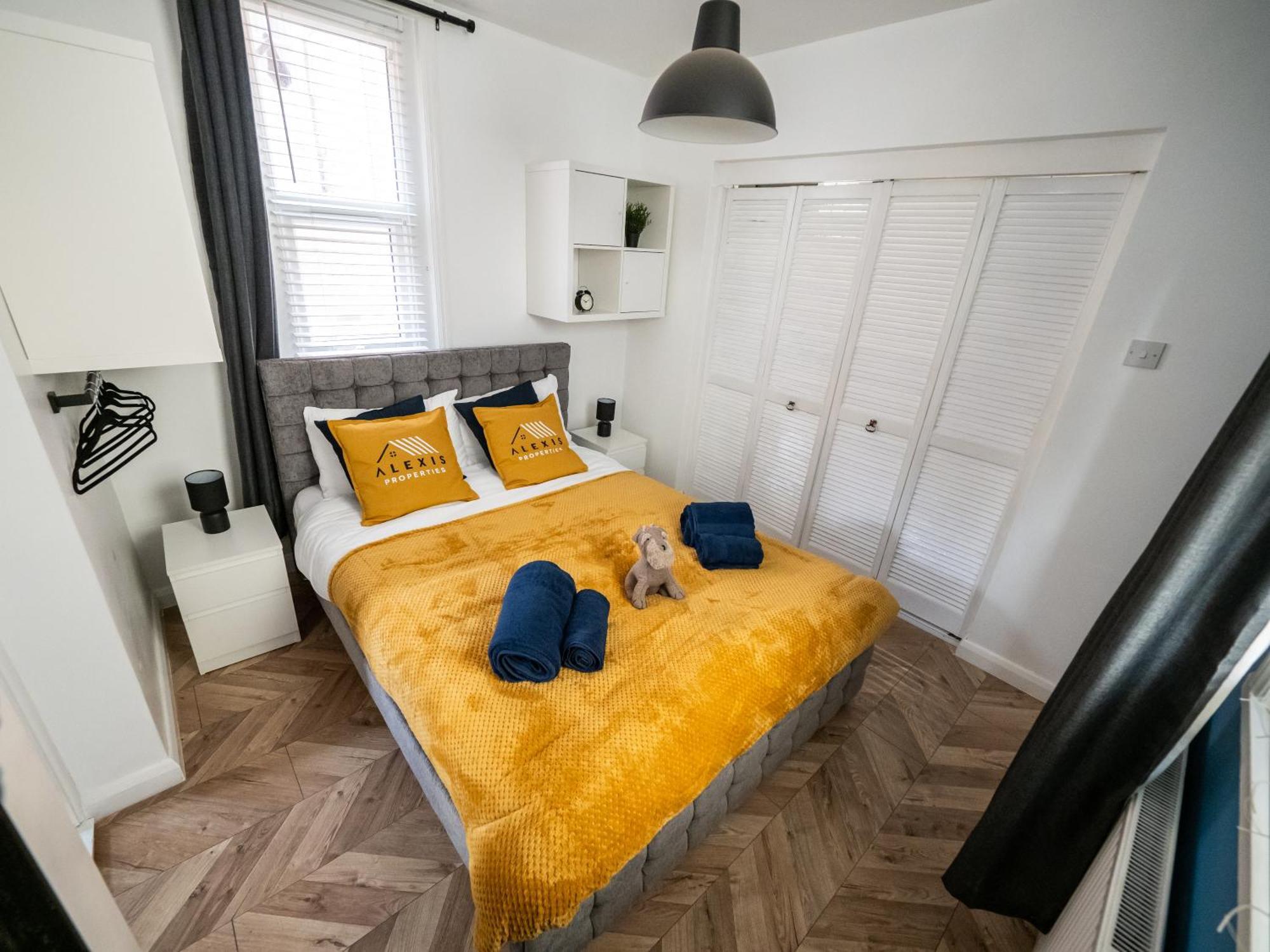 Seaside Retreat: Luxury 1-bed, Free Parking Apartment