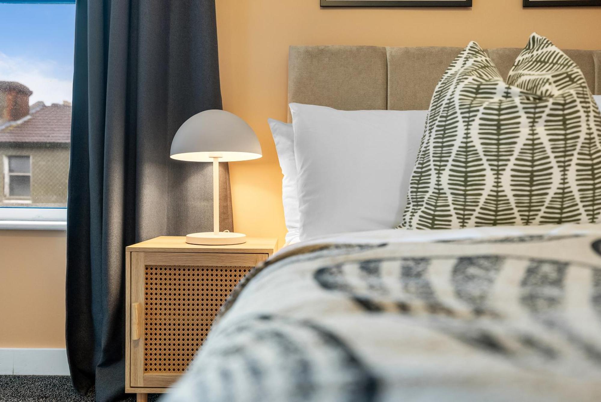 Easter Special Offer!! Spacious & Stylish 3-br House, Sleeps 6, Parking - By Blue Puffin Holiday home Portsmouth