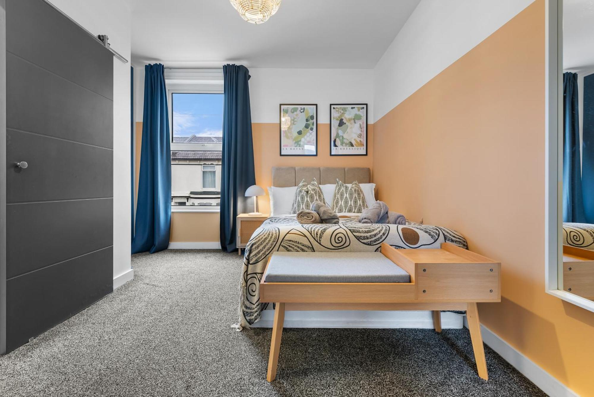 Easter Special Offer!! Spacious & Stylish 3-br House, Sleeps 6, Parking - By Blue Puffin