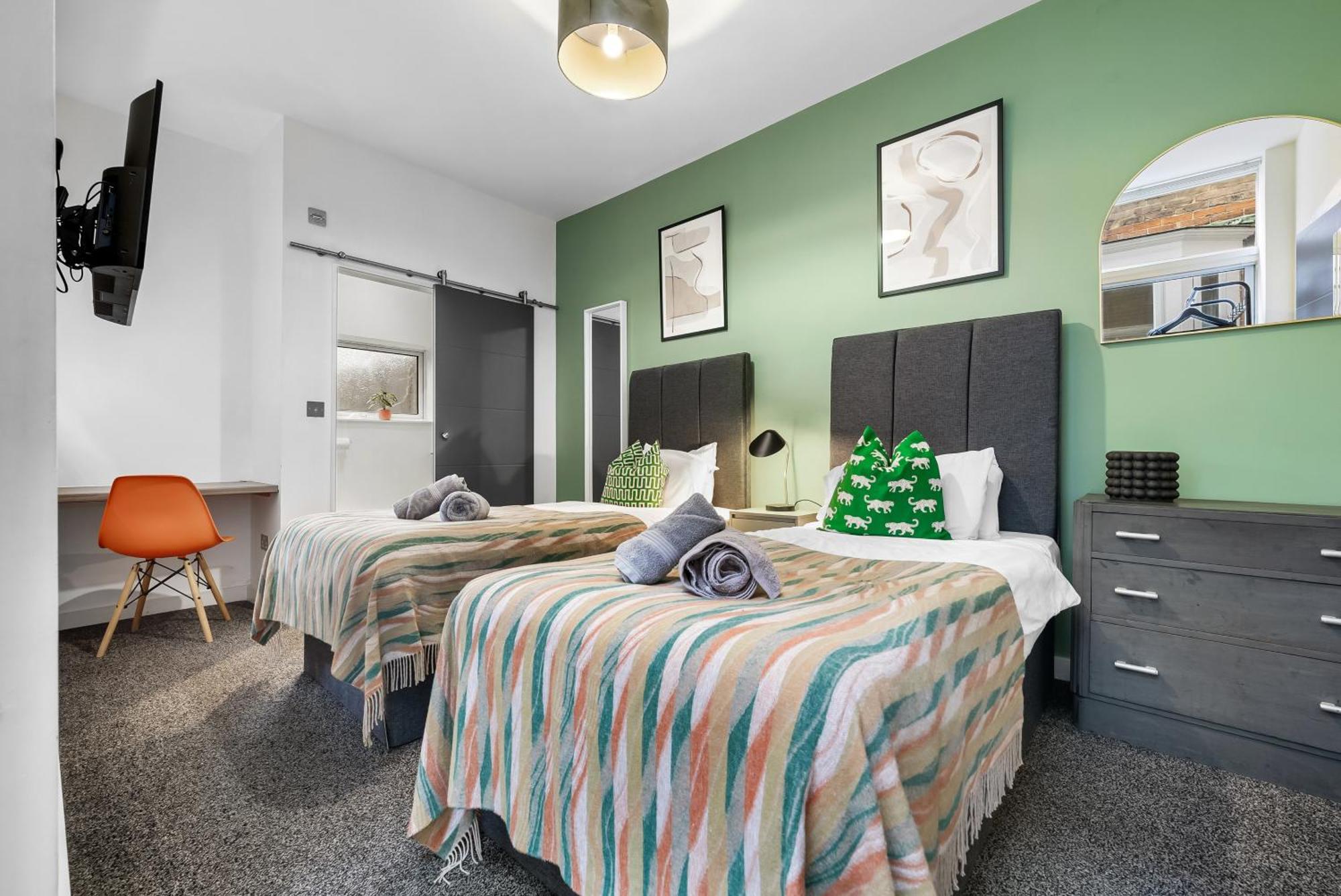 Easter Special Offer!! Spacious & Stylish 3-br House, Sleeps 6, Parking - By Blue Puffin *