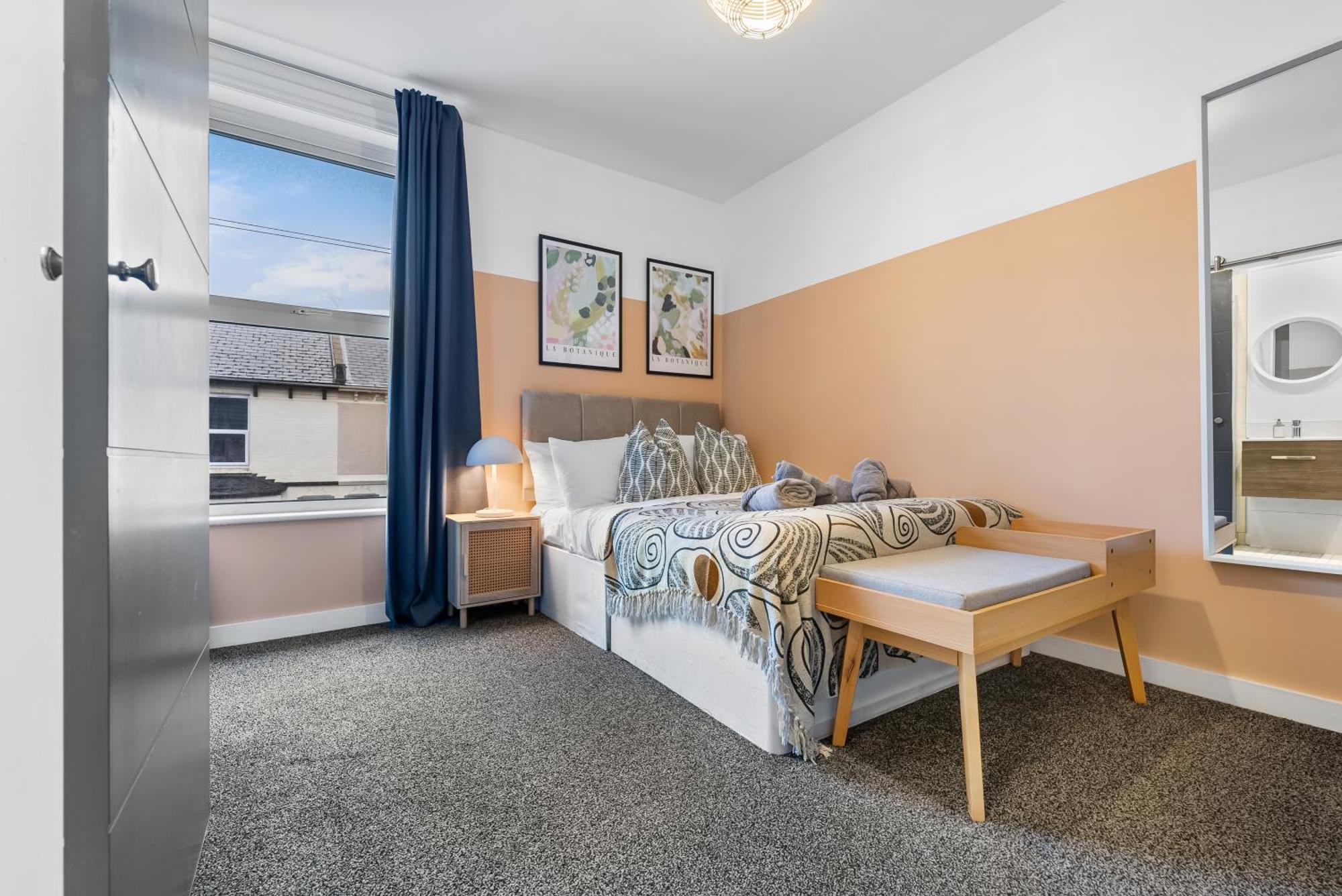 Easter Special Offer!! Spacious & Stylish 3-br House, Sleeps 6, Parking - By Blue Puffin