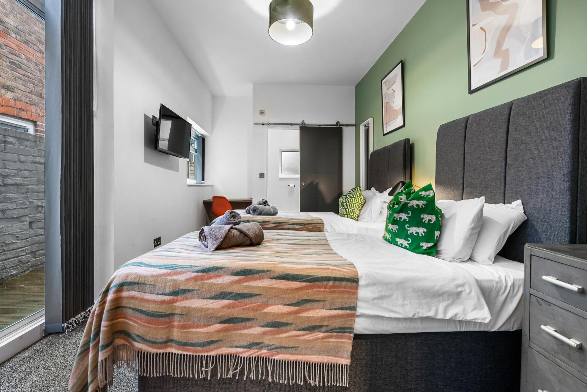 Easter Special Offer!! Spacious & Stylish 3-br House, Sleeps 6, Parking - By Blue Puffin *