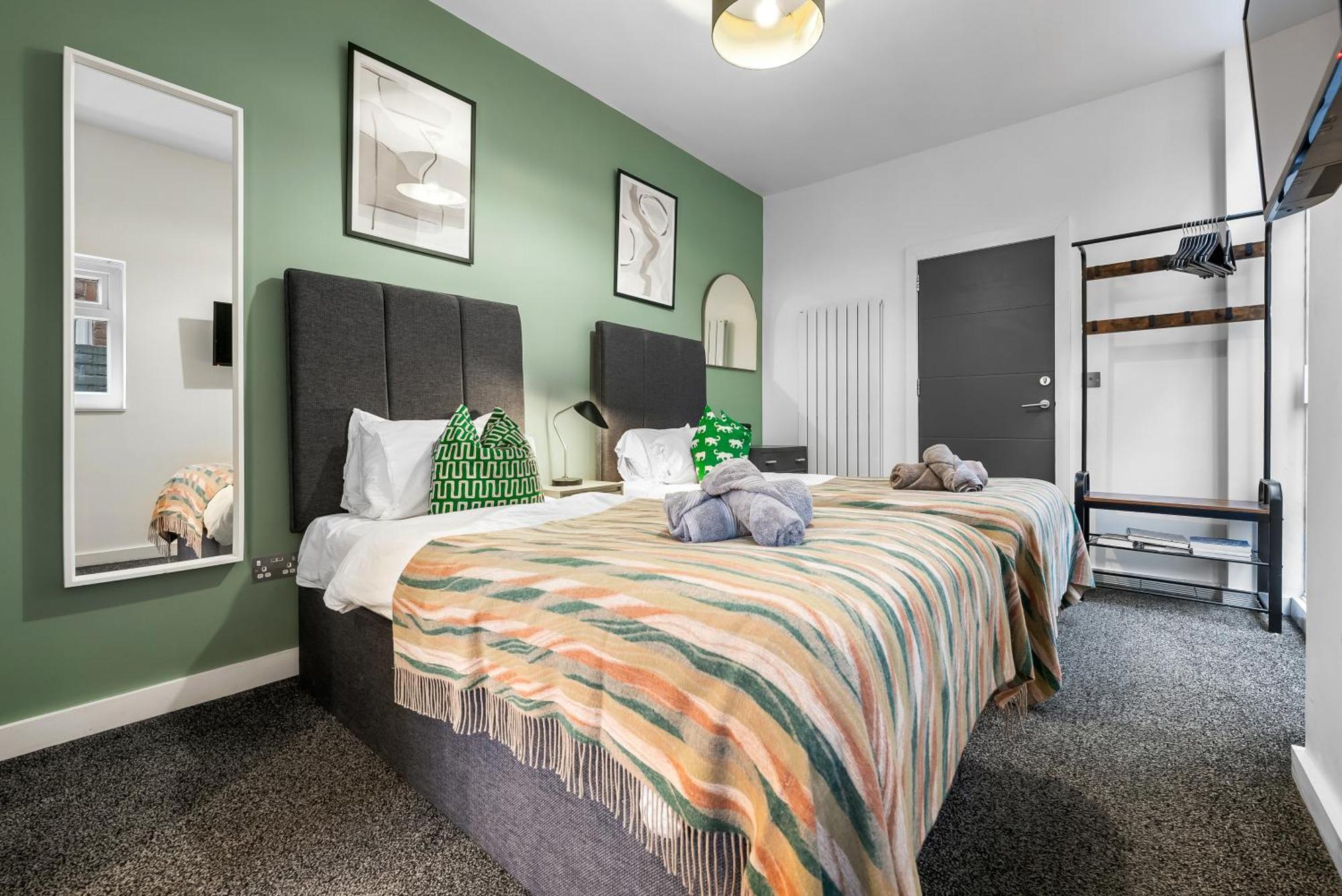 Easter Special Offer!! Spacious & Stylish 3-br House, Sleeps 6, Parking - By Blue Puffin