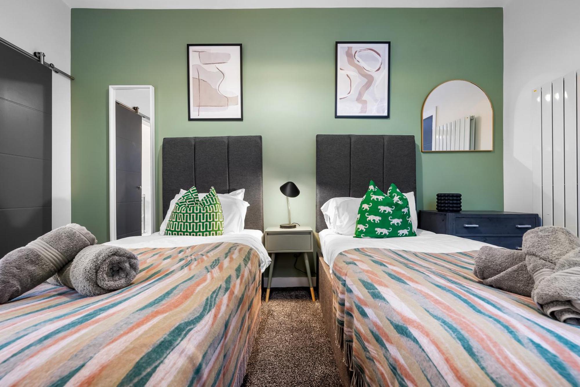 Easter Special Offer!! Spacious & Stylish 3-br House, Sleeps 6, Parking - By Blue Puffin * Portsmouth
