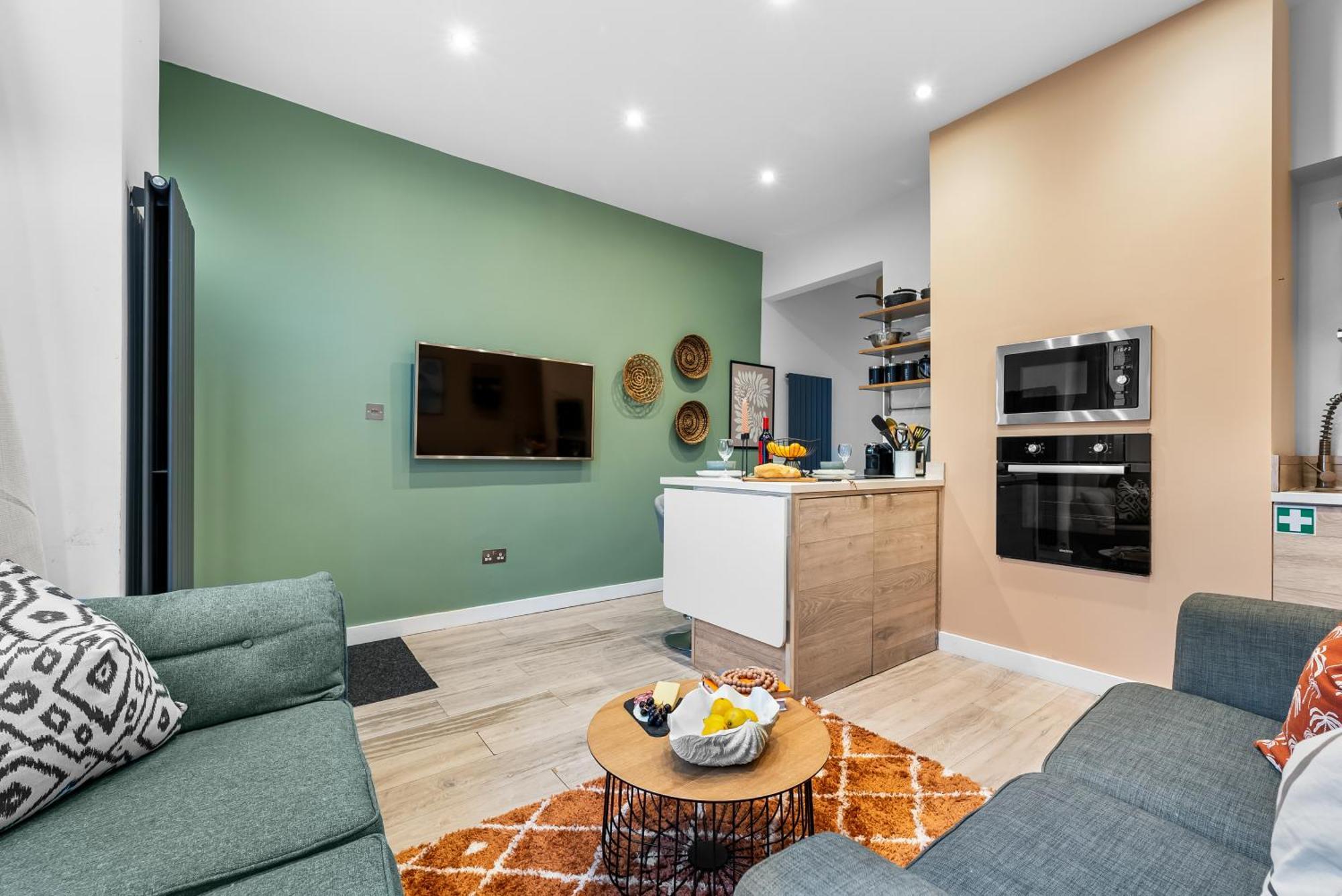 Easter Special Offer!! Spacious & Stylish 3-br House, Sleeps 6, Parking - By Blue Puffin Holiday home *