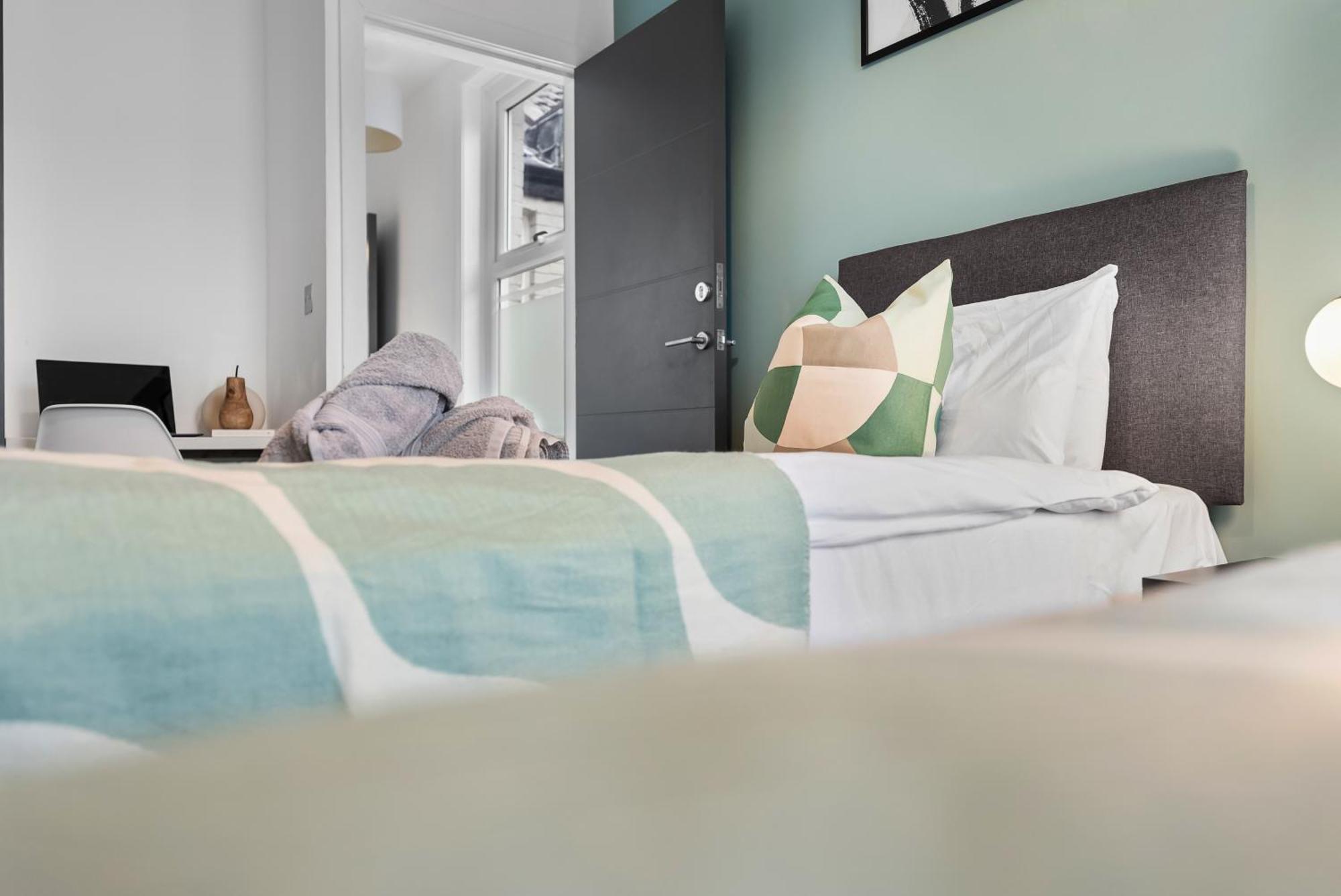 Holiday home Easter Special Offer!! Spacious & Stylish 3-br House, Sleeps 6, Parking - By Blue Puffin *