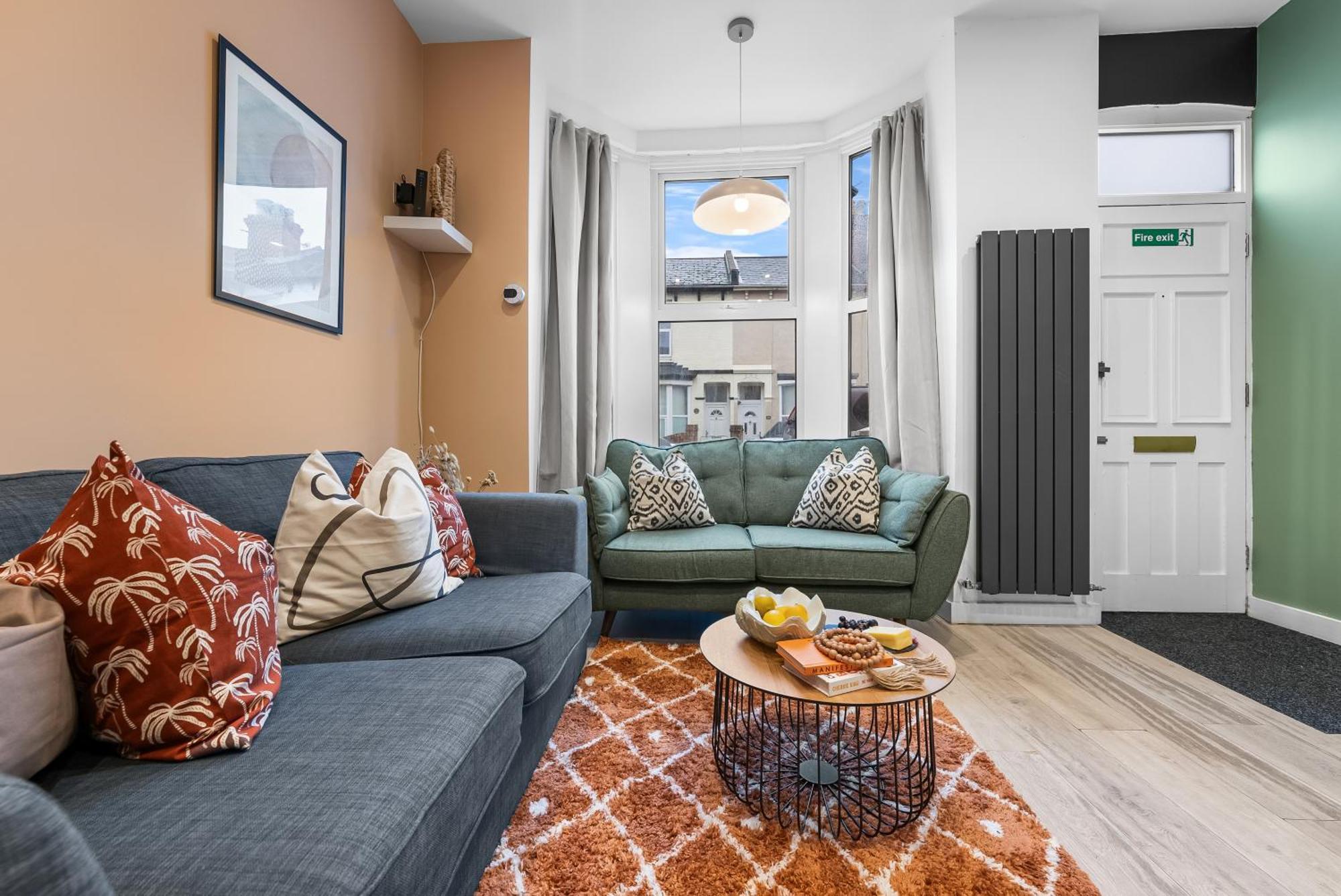 Holiday home Easter Special Offer!! Spacious & Stylish 3-br House, Sleeps 6, Parking - By Blue Puffin