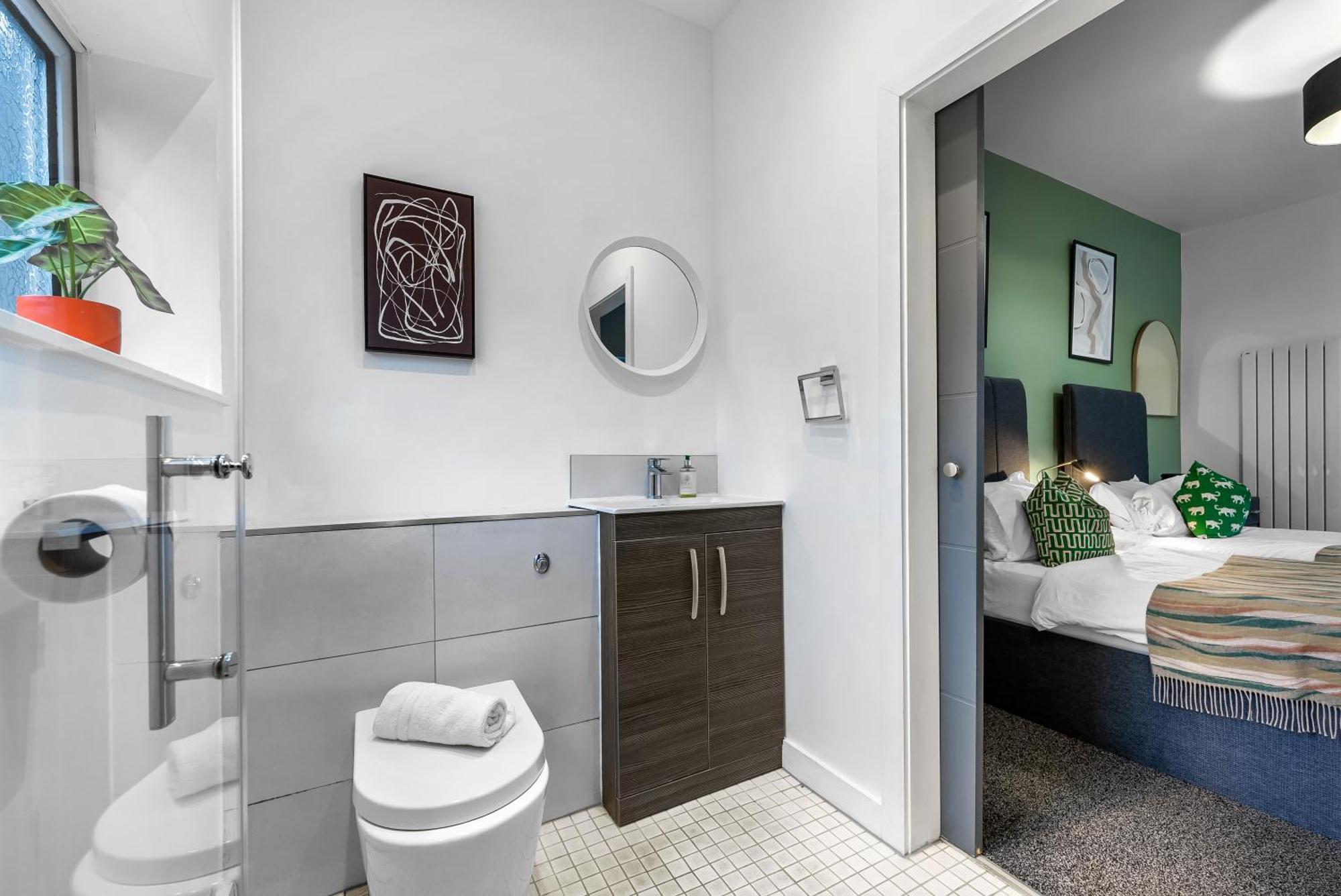 Easter Special Offer!! Spacious & Stylish 3-br House, Sleeps 6, Parking - By Blue Puffin