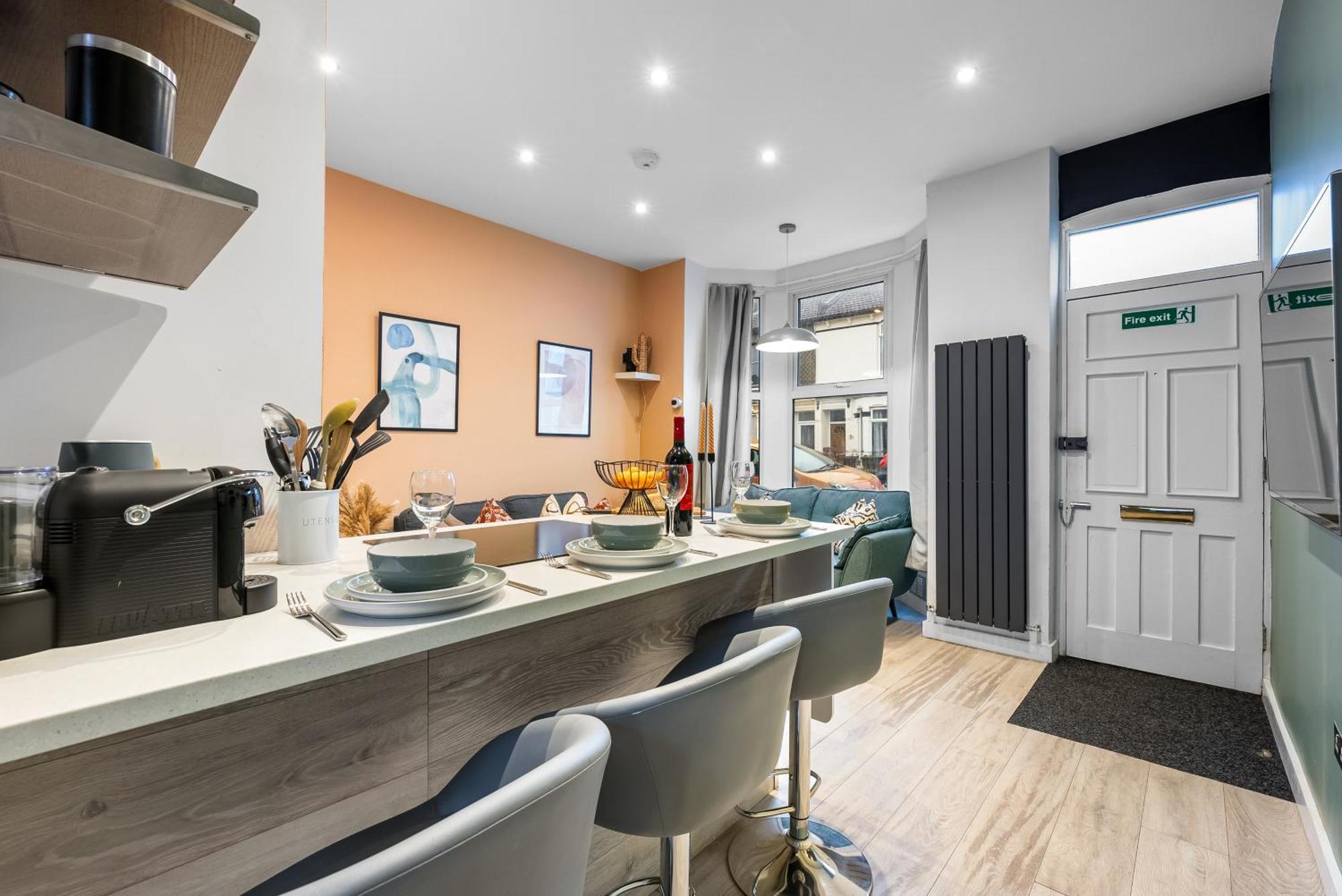 Easter Special Offer!! Spacious & Stylish 3-br House, Sleeps 6, Parking - By Blue Puffin Portsmouth