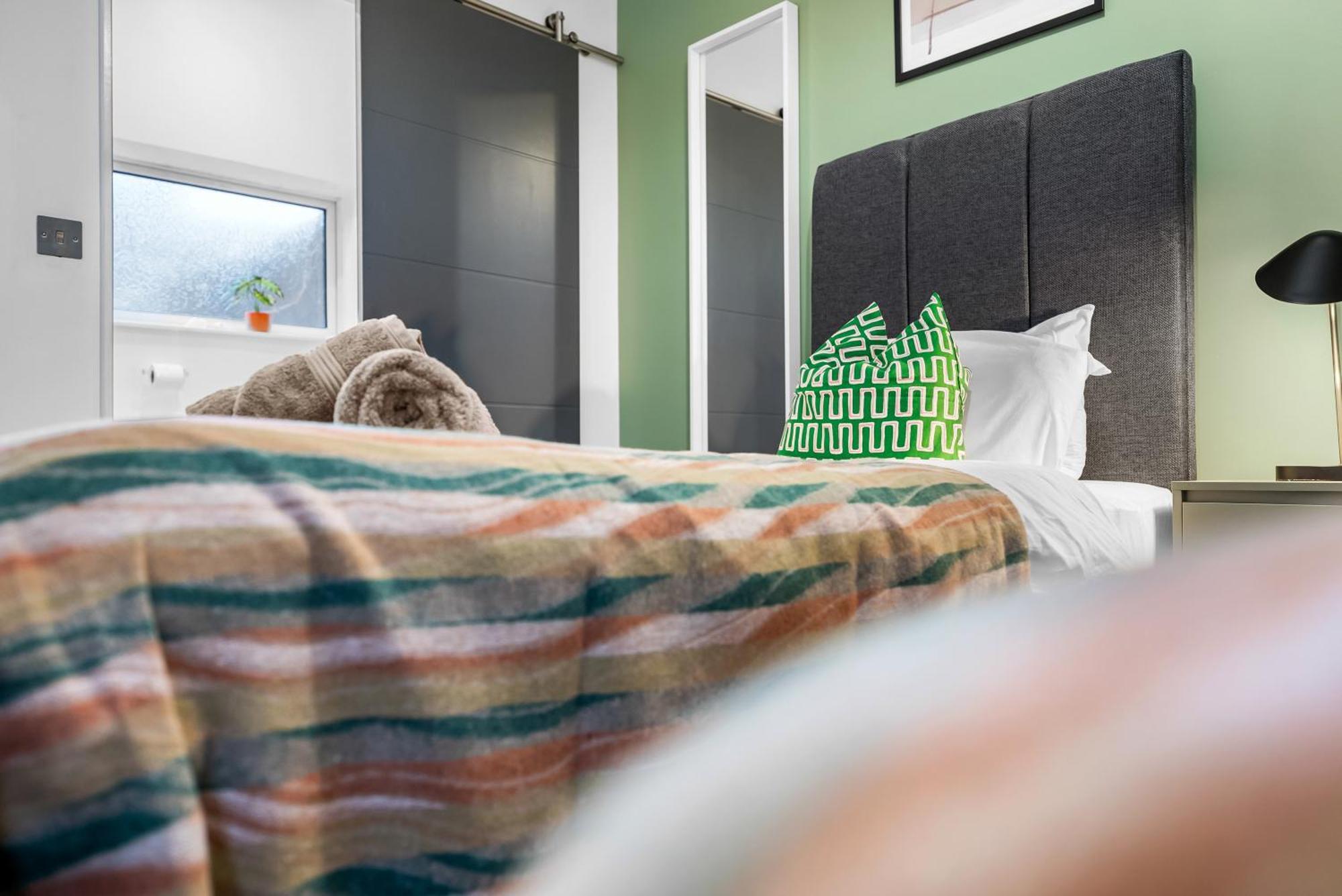 Holiday home Easter Special Offer!! Spacious & Stylish 3-br House, Sleeps 6, Parking - By Blue Puffin Portsmouth