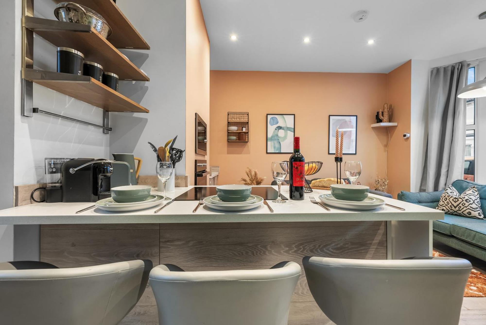 Holiday home Easter Special Offer!! Spacious & Stylish 3-br House, Sleeps 6, Parking - By Blue Puffin