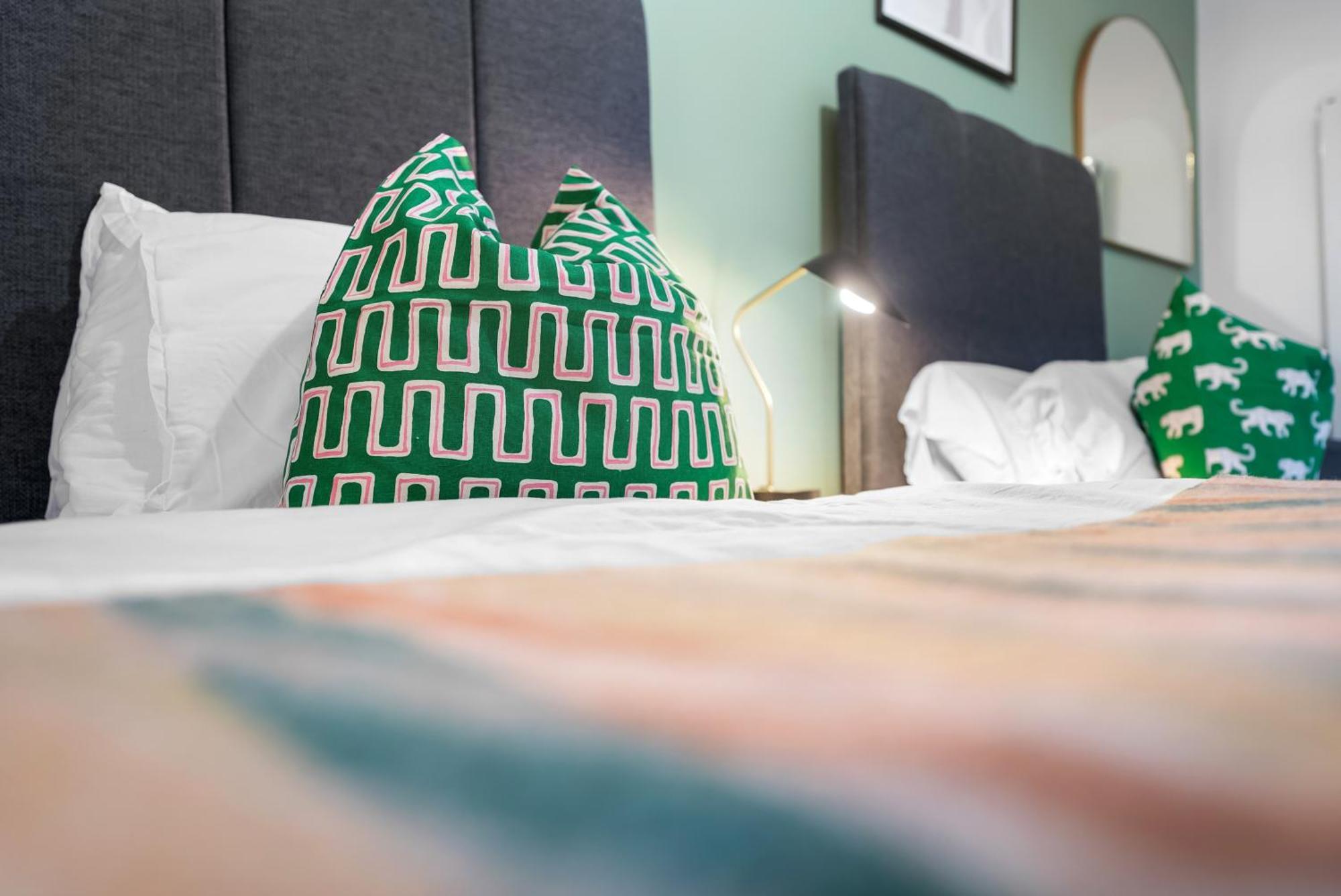 Holiday home Easter Special Offer!! Spacious & Stylish 3-br House, Sleeps 6, Parking - By Blue Puffin Portsmouth