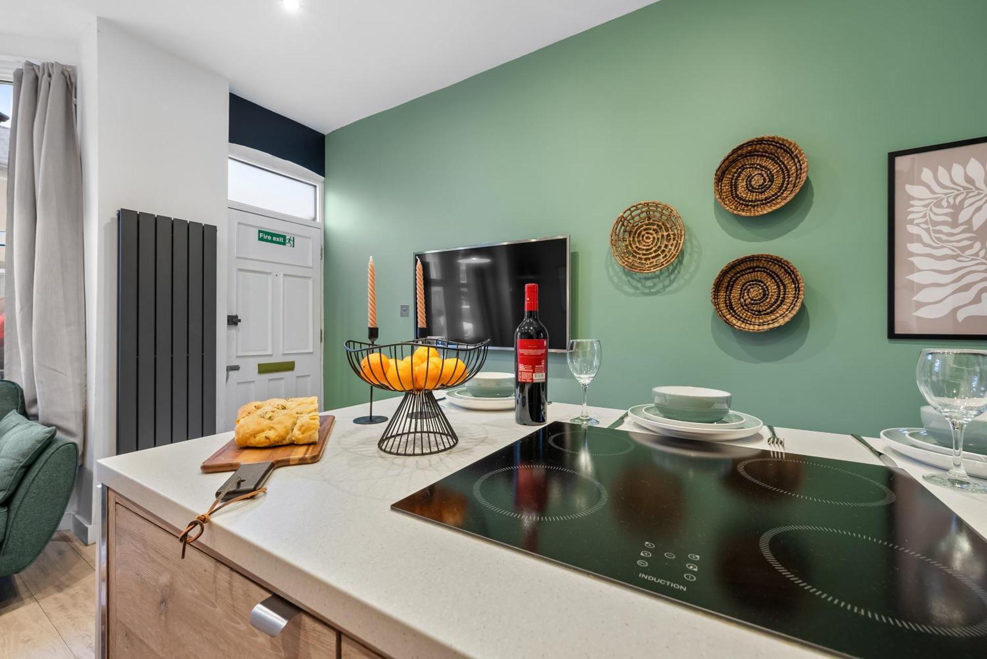 Easter Special Offer!! Spacious & Stylish 3-br House, Sleeps 6, Parking - By Blue Puffin Holiday home