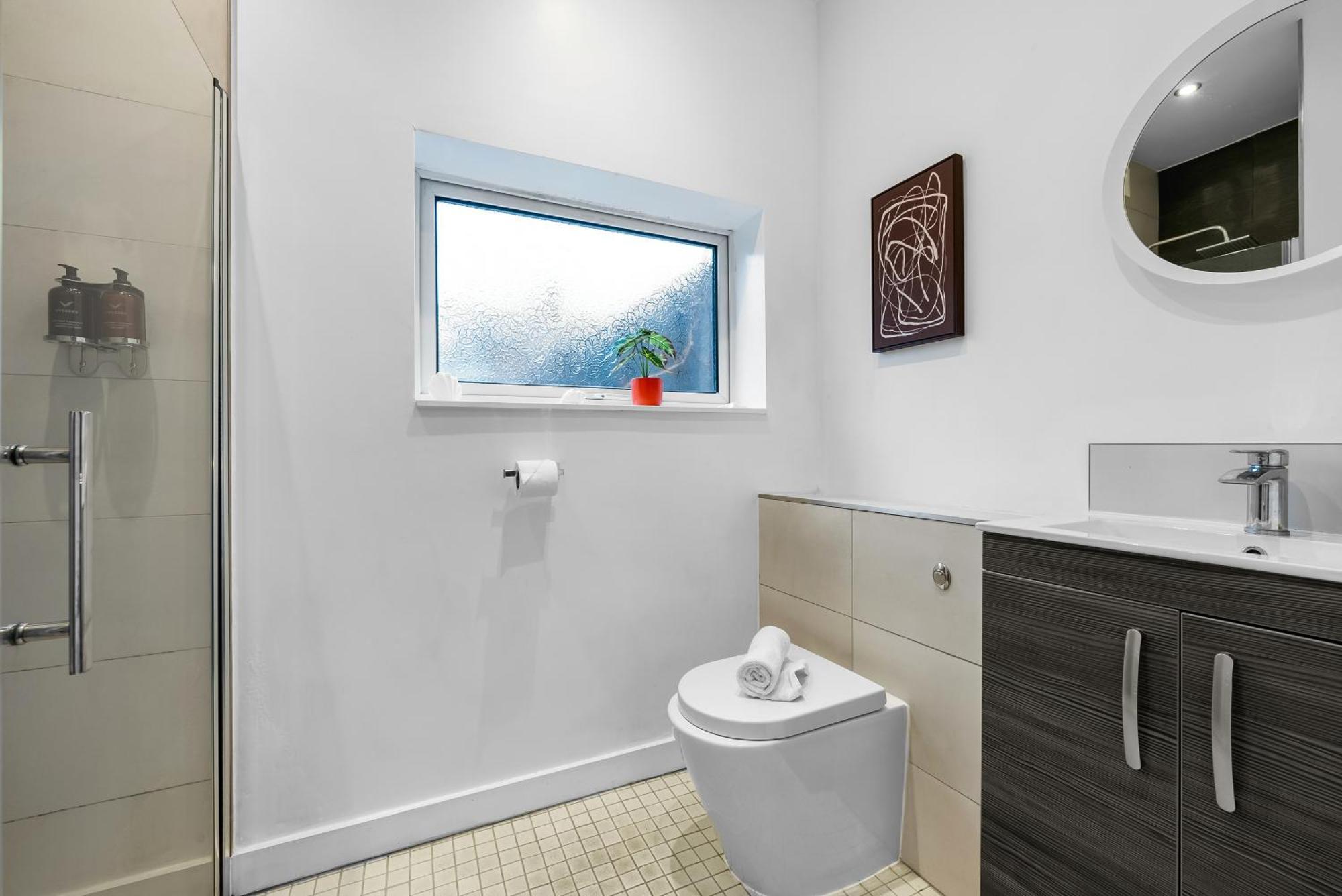 Easter Special Offer!! Spacious & Stylish 3-br House, Sleeps 6, Parking - By Blue Puffin