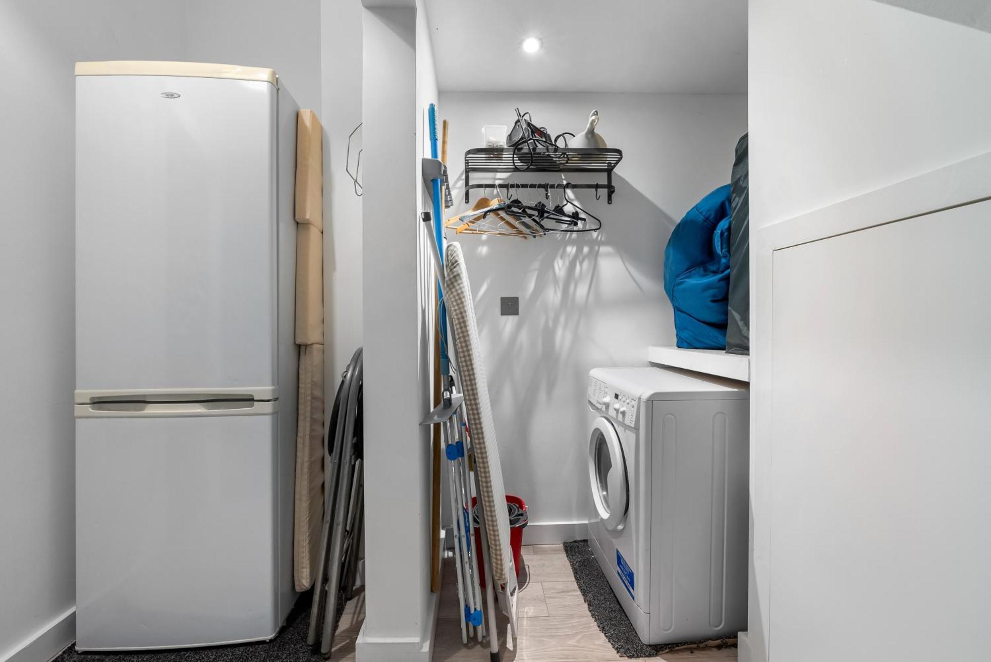 Easter Special Offer!! Spacious & Stylish 3-br House, Sleeps 6, Parking - By Blue Puffin Portsmouth
