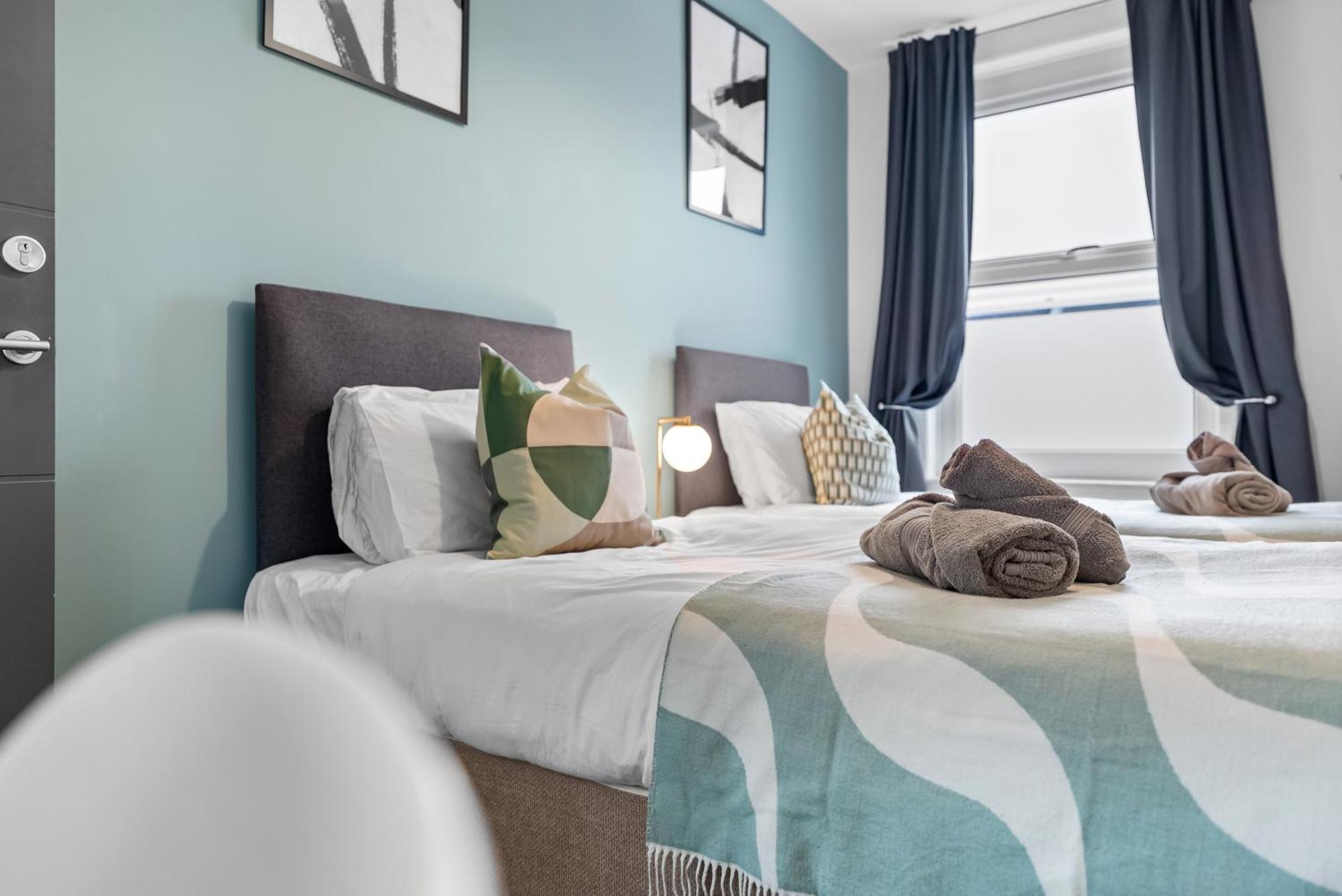 Easter Special Offer!! Spacious & Stylish 3-br House, Sleeps 6, Parking - By Blue Puffin Holiday home