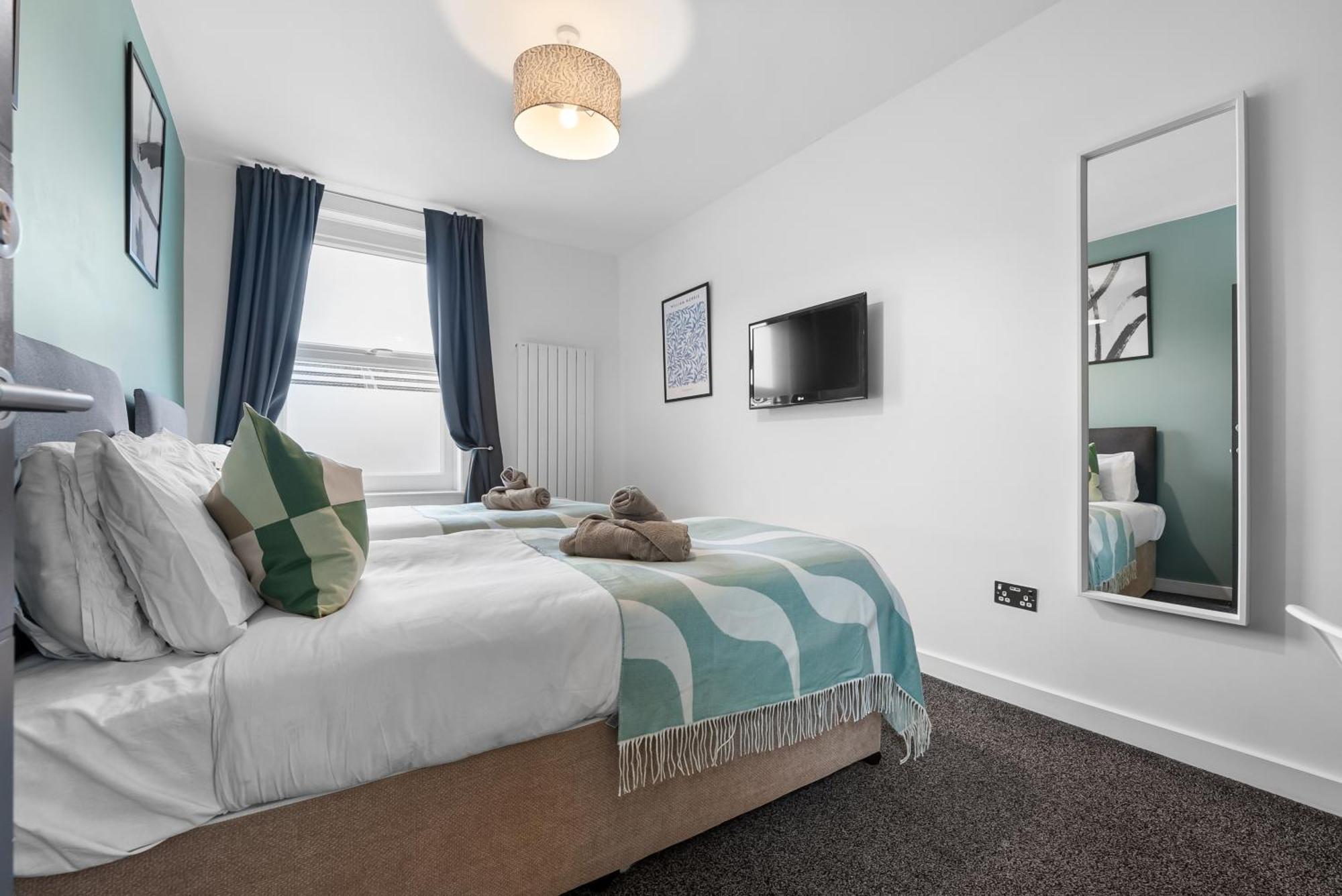 Easter Special Offer!! Spacious & Stylish 3-br House, Sleeps 6, Parking - By Blue Puffin