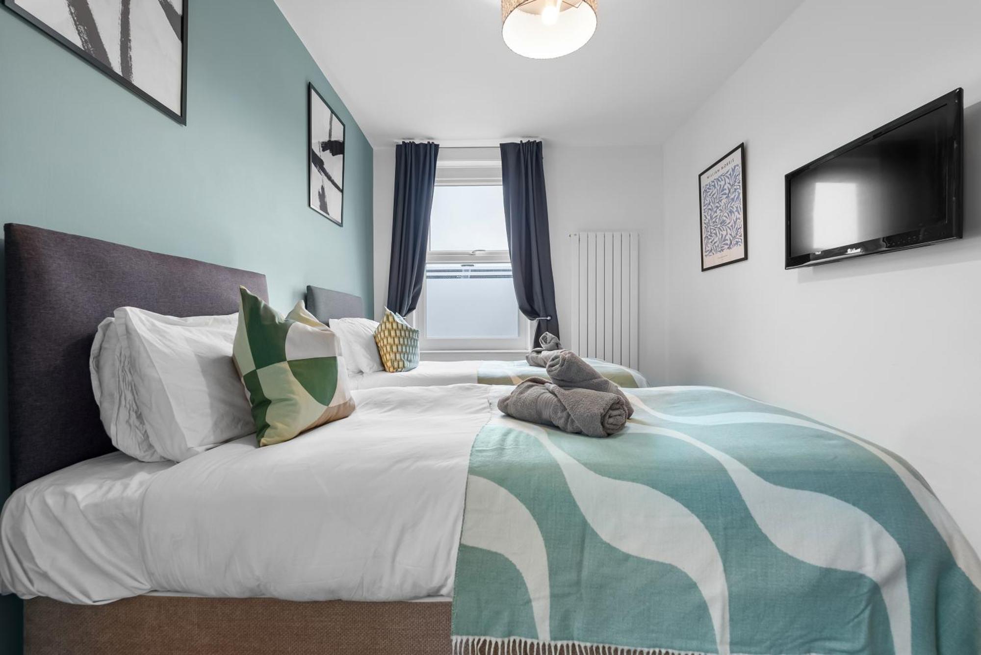 Easter Special Offer!! Spacious & Stylish 3-br House, Sleeps 6, Parking - By Blue Puffin Holiday home *