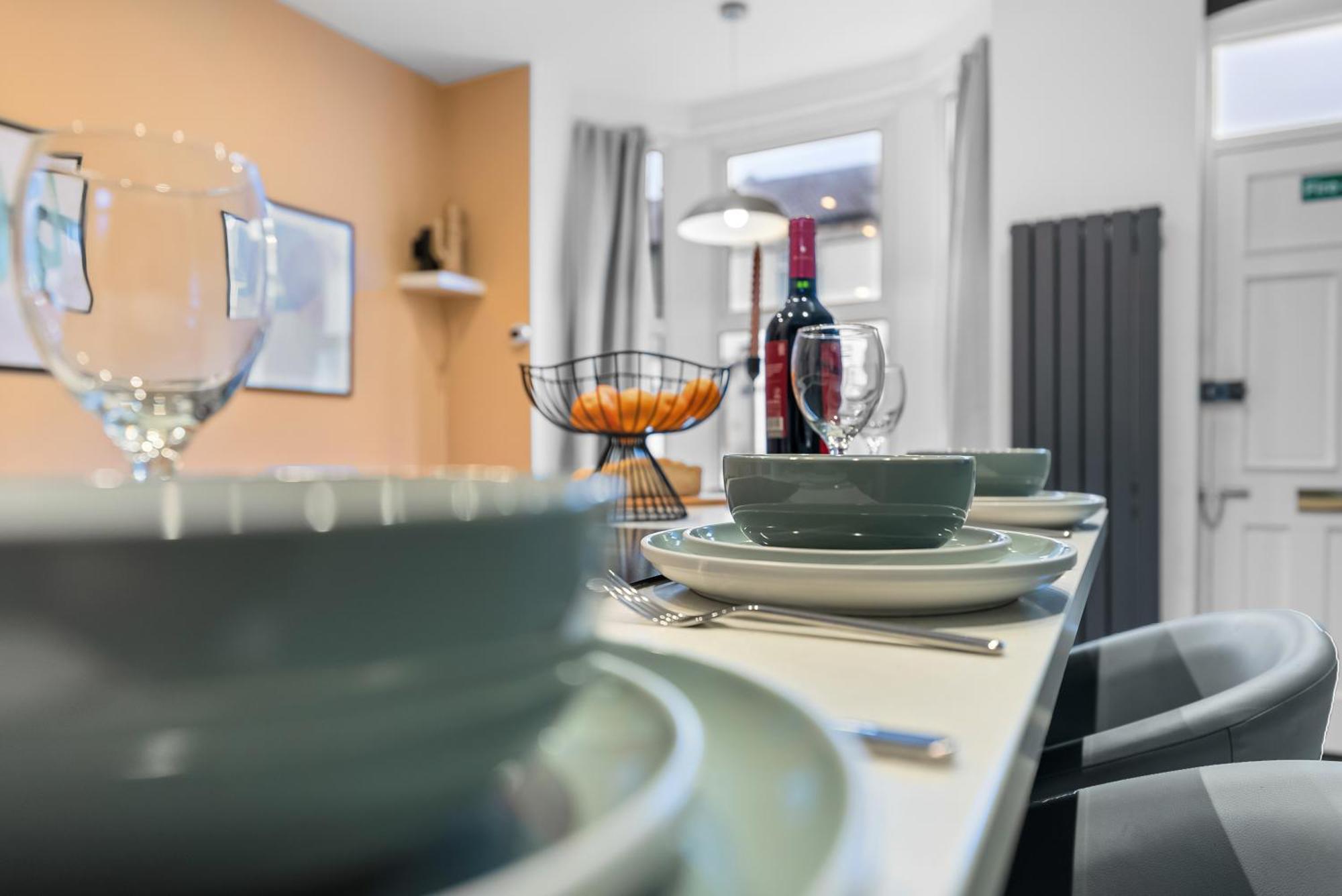 Holiday home Easter Special Offer!! Spacious & Stylish 3-br House, Sleeps 6, Parking - By Blue Puffin Portsmouth