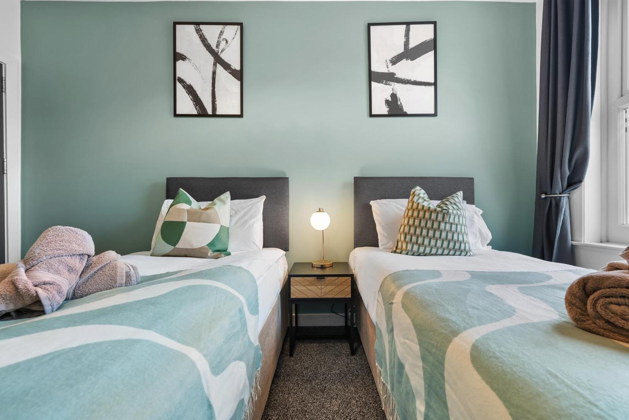 Easter Special Offer!! Spacious & Stylish 3-br House, Sleeps 6, Parking - By Blue Puffin Holiday home Portsmouth