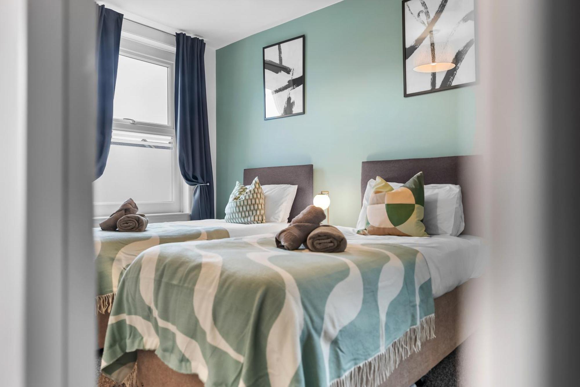 Holiday home Easter Special Offer!! Spacious & Stylish 3-br House, Sleeps 6, Parking - By Blue Puffin