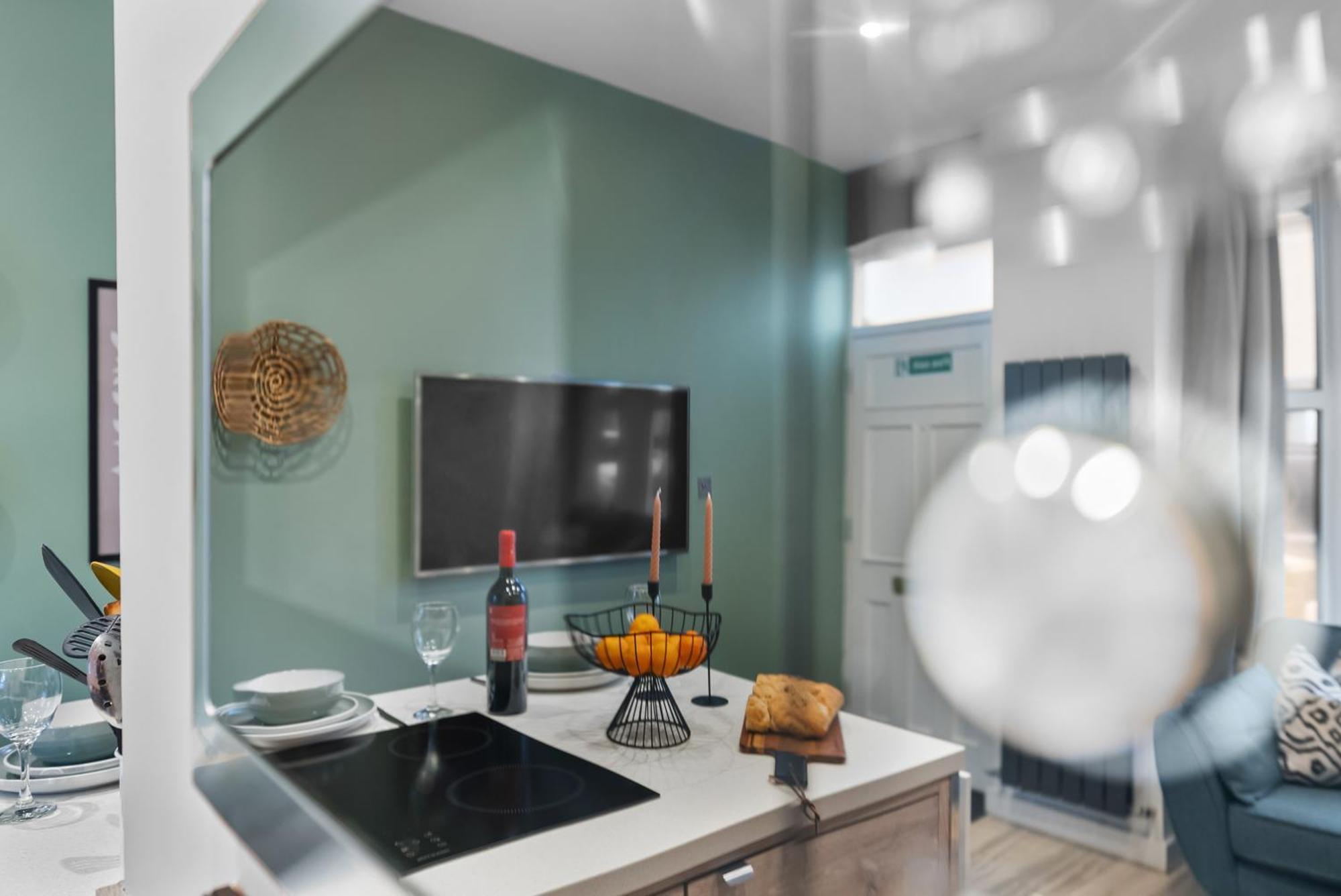 Easter Special Offer!! Spacious & Stylish 3-br House, Sleeps 6, Parking - By Blue Puffin Holiday home