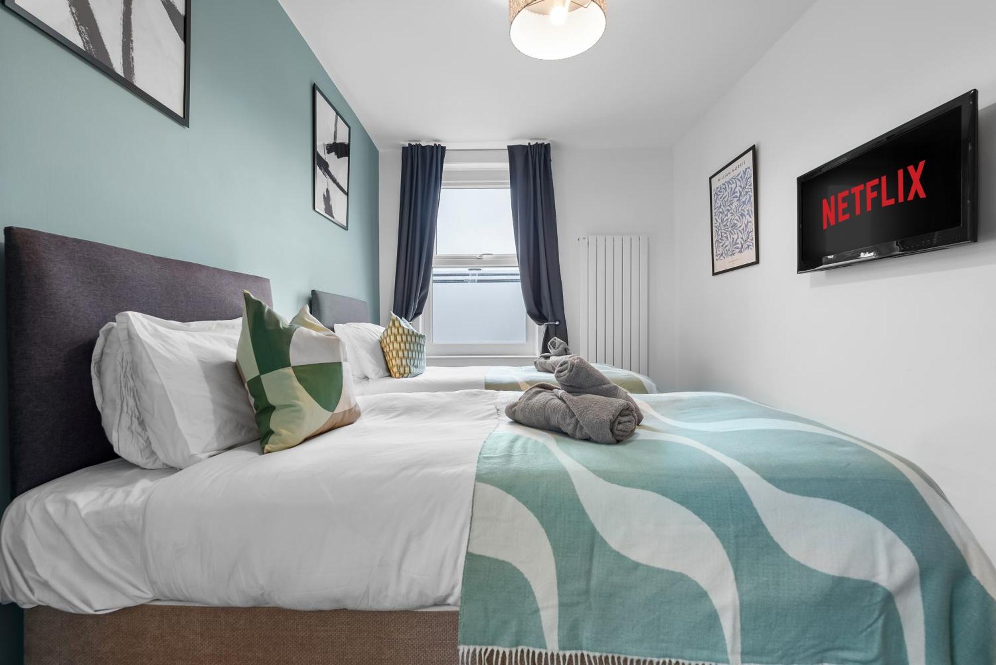 Holiday home Easter Special Offer!! Spacious & Stylish 3-br House, Sleeps 6, Parking - By Blue Puffin *