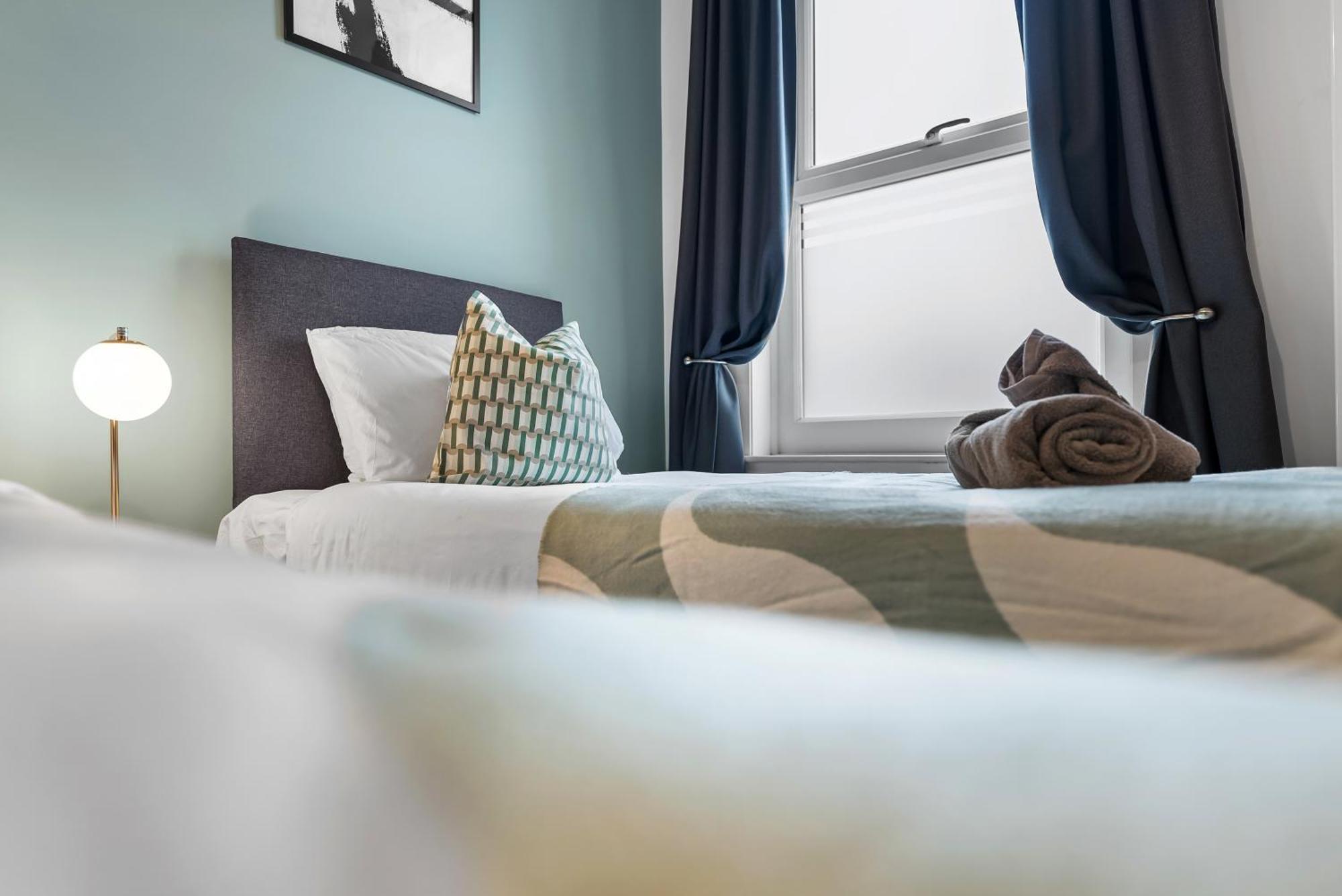 Easter Special Offer!! Spacious & Stylish 3-br House, Sleeps 6, Parking - By Blue Puffin *