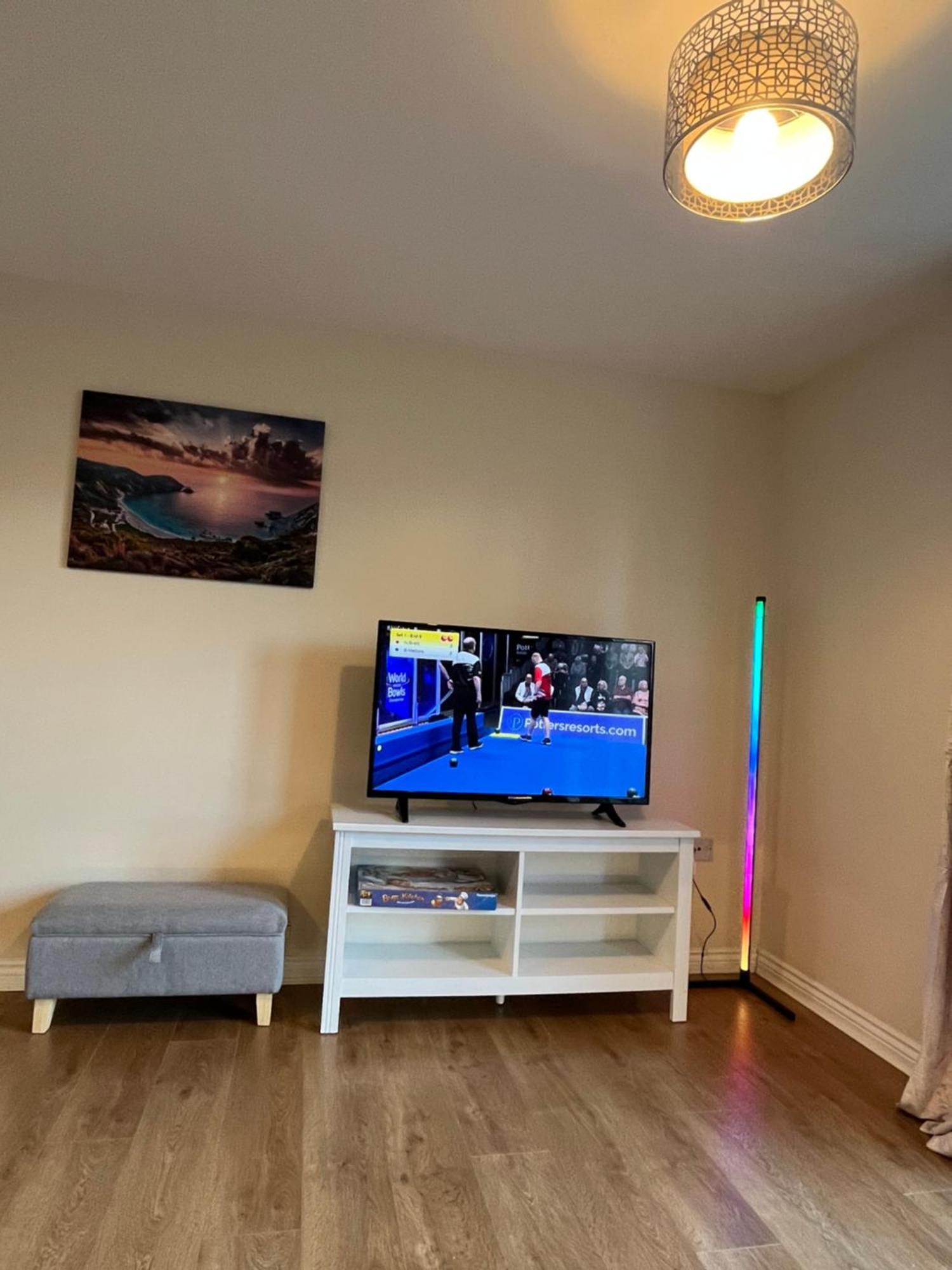 Cosy Two Bedrooms Flat Suitable For A Short Trip *
