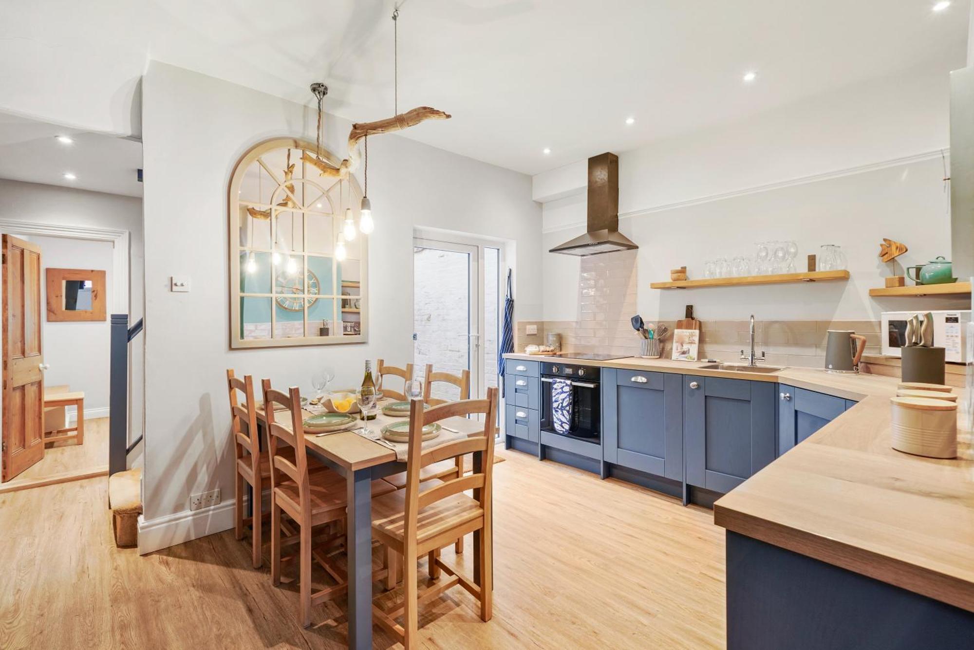 Blue Puffin Stays: Spacious 3-bed Townhouse With Free Parking Holiday home *