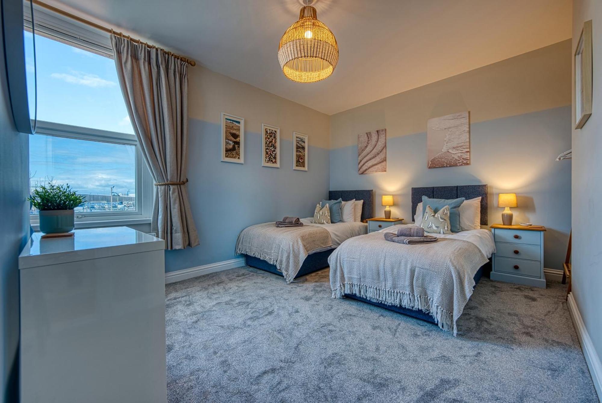Easter Special Offer!! Modern, Stunning & Stylish 2-br Contractor House, Prime Location With Free Parking Permit - By Blue Puffin Holiday home *